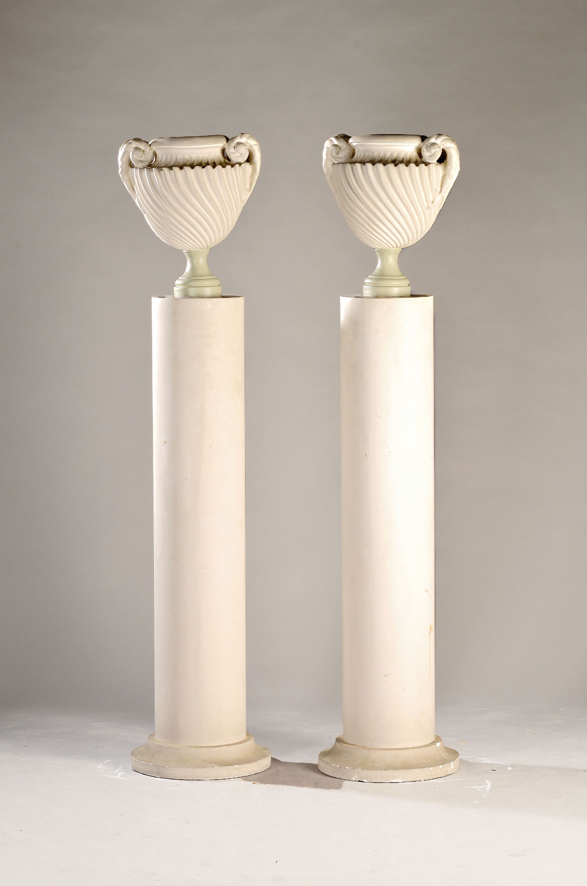 Image 27017969 - 2 hohe Stehlampen in Säulenform, nach klassizistischem Vorbild, Mitte 20. Jh., runde ...