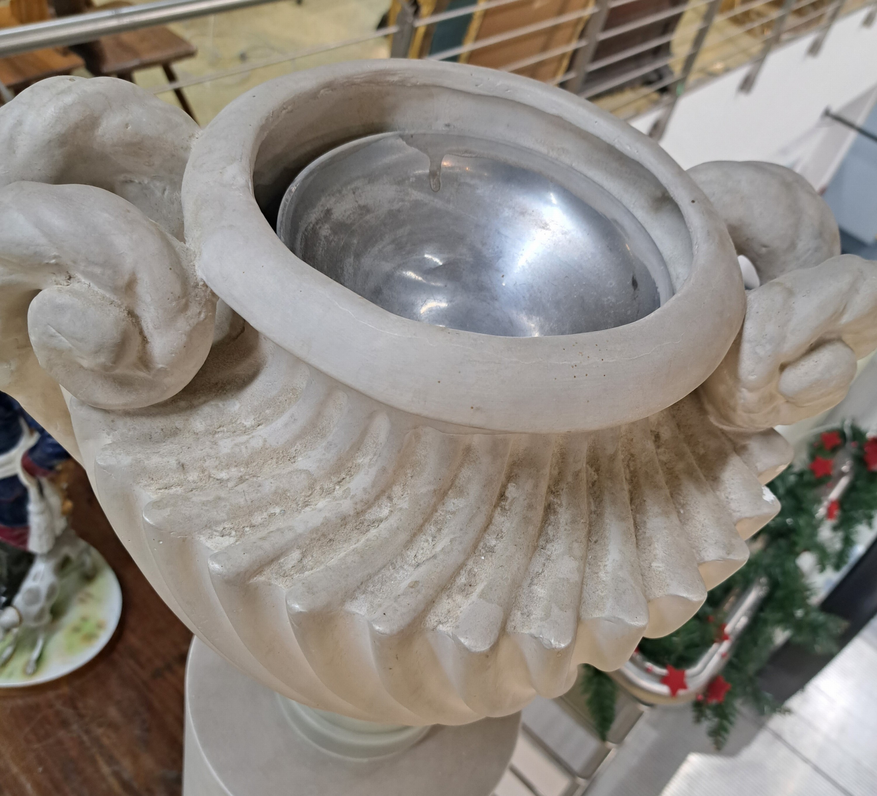 Detail g: 2 hohe Stehlampen in Säulenform, nach klassizistischem Vorbild, Mitte 20. Jh., runde Säulen mit vasenförmigen Abschluß, Keramik, hell gefasst, ...