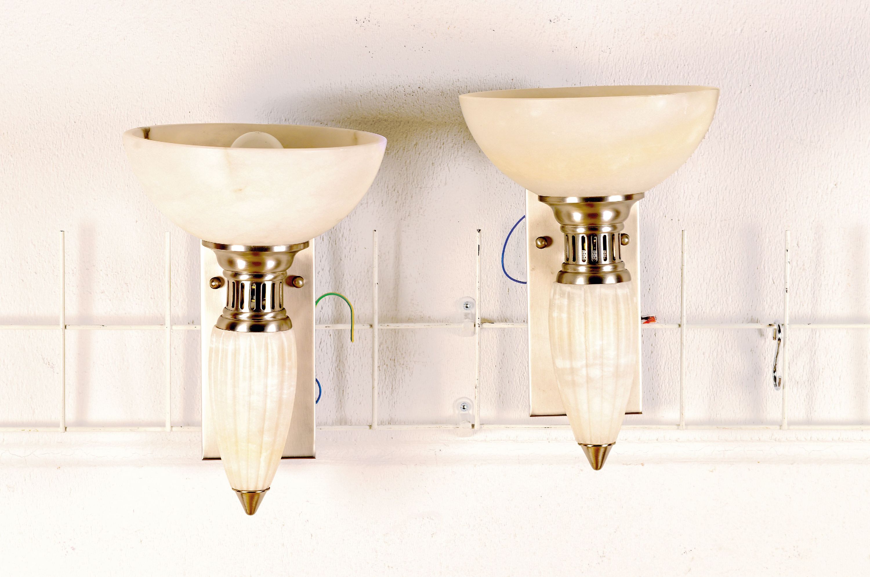 Image 27017970 - Paar Wandlampen, im Stil des Art-Deco, Alabaster mit Monturen aus Metall, je eine ...