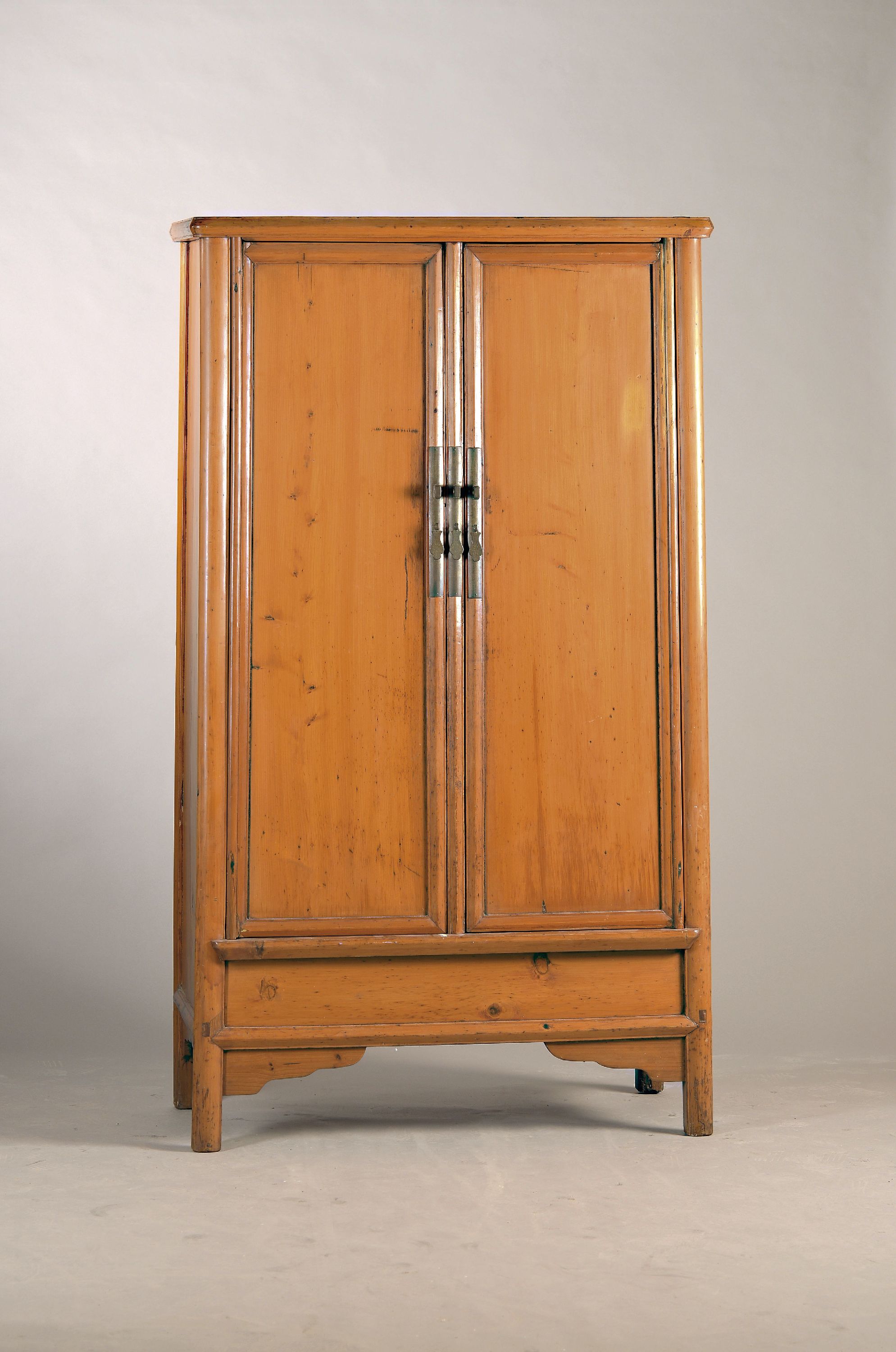 Image 27017971 - Schrank, China, wohl 1.H.20. Jh., Holz massiv, zweitürig mit Riegelschloss, konische ...