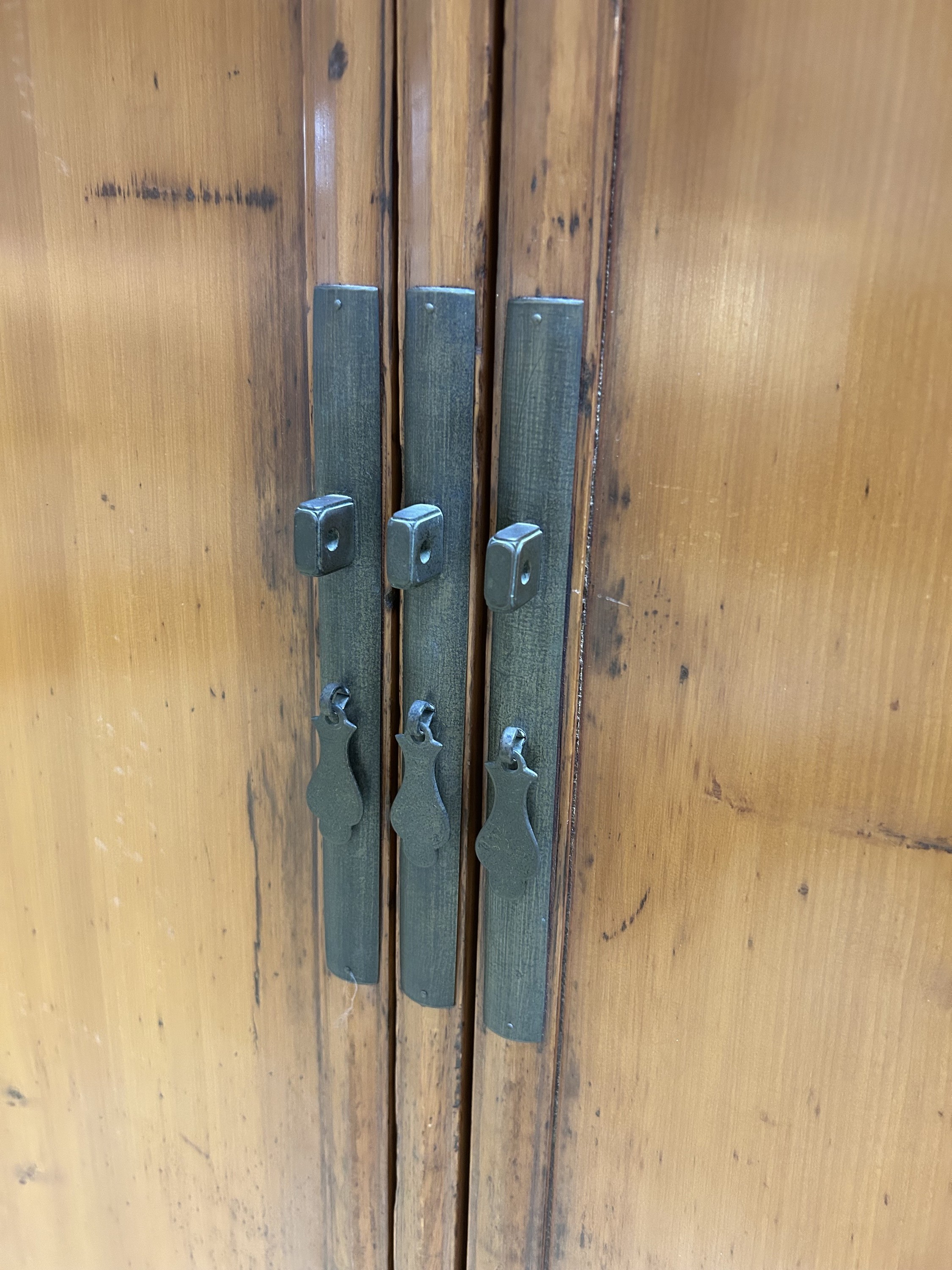 Detail b: Schrank, China, wohl 1.H.20. Jh., Holz massiv, zweitürig mit Riegelschloss, konische Form, Inneneinrichtung 2 Fachböden 1x mit 2 Schubladen, ca. ...
