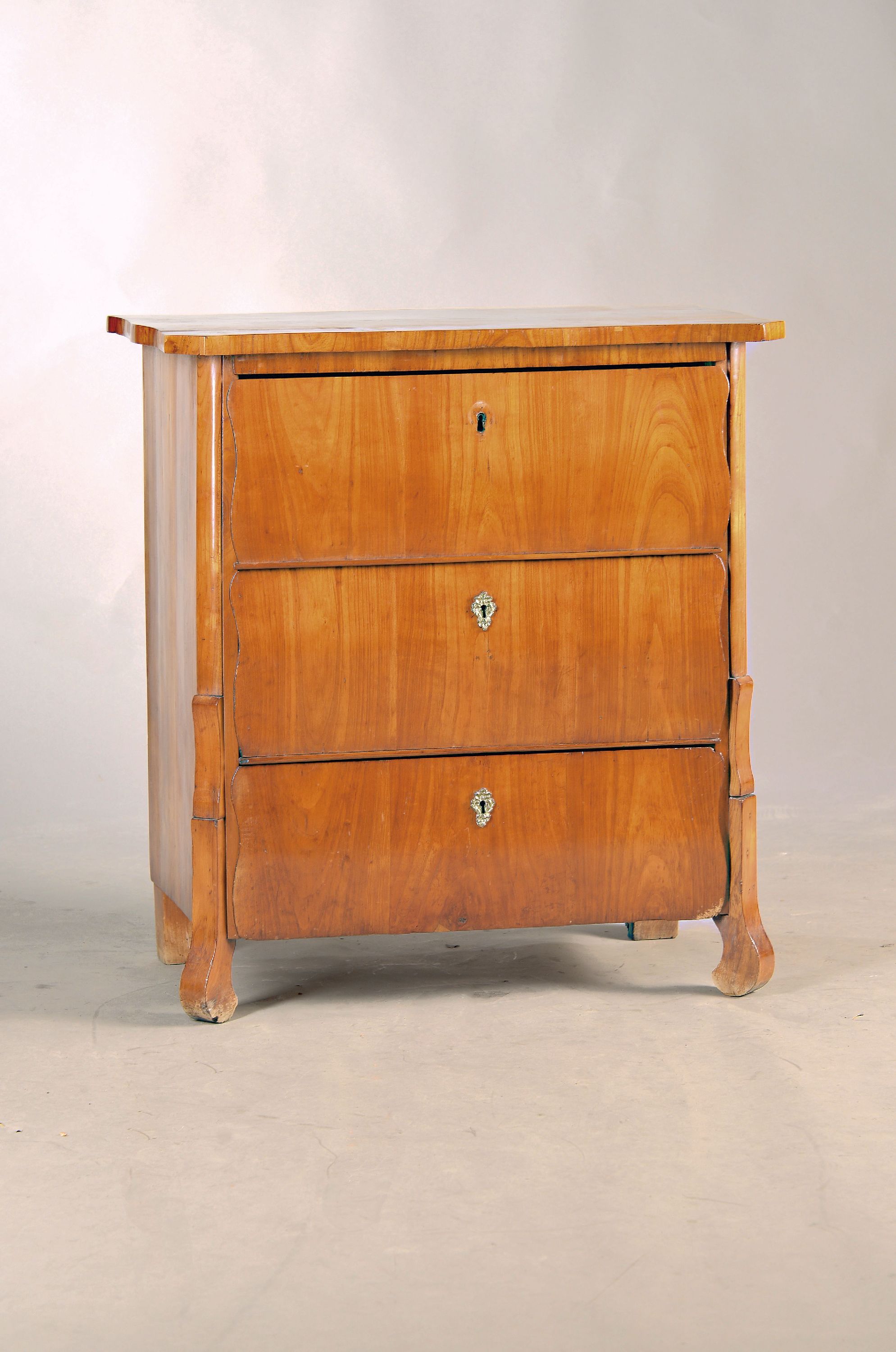 Image 27017973 - Kleine Biedermeierkommode, deutsch, um 1840, Kirschbaumfurnier, drei Schubladen, ein ...