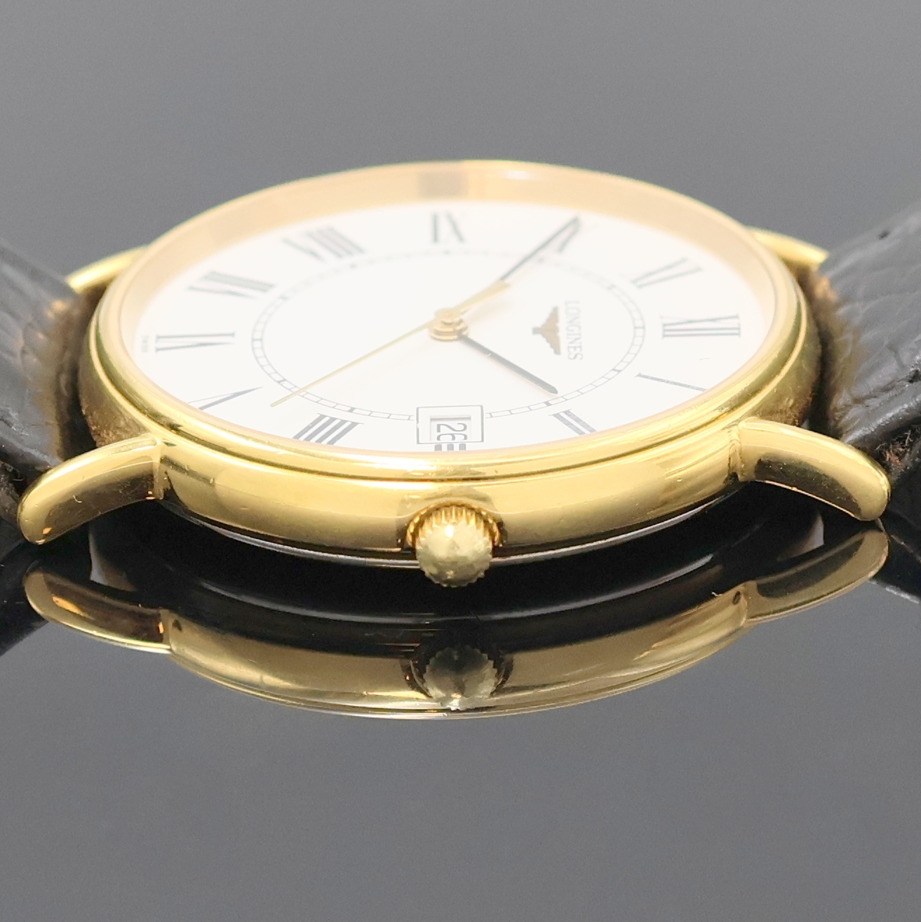 Detail d: LONGINES vergoldete Armbanduhr Referenz L4.636.2, Schweiz um 2000, quarz, Edelstahlboden aufgedr., orig. Lederband m. original Dornschl., weißes ...