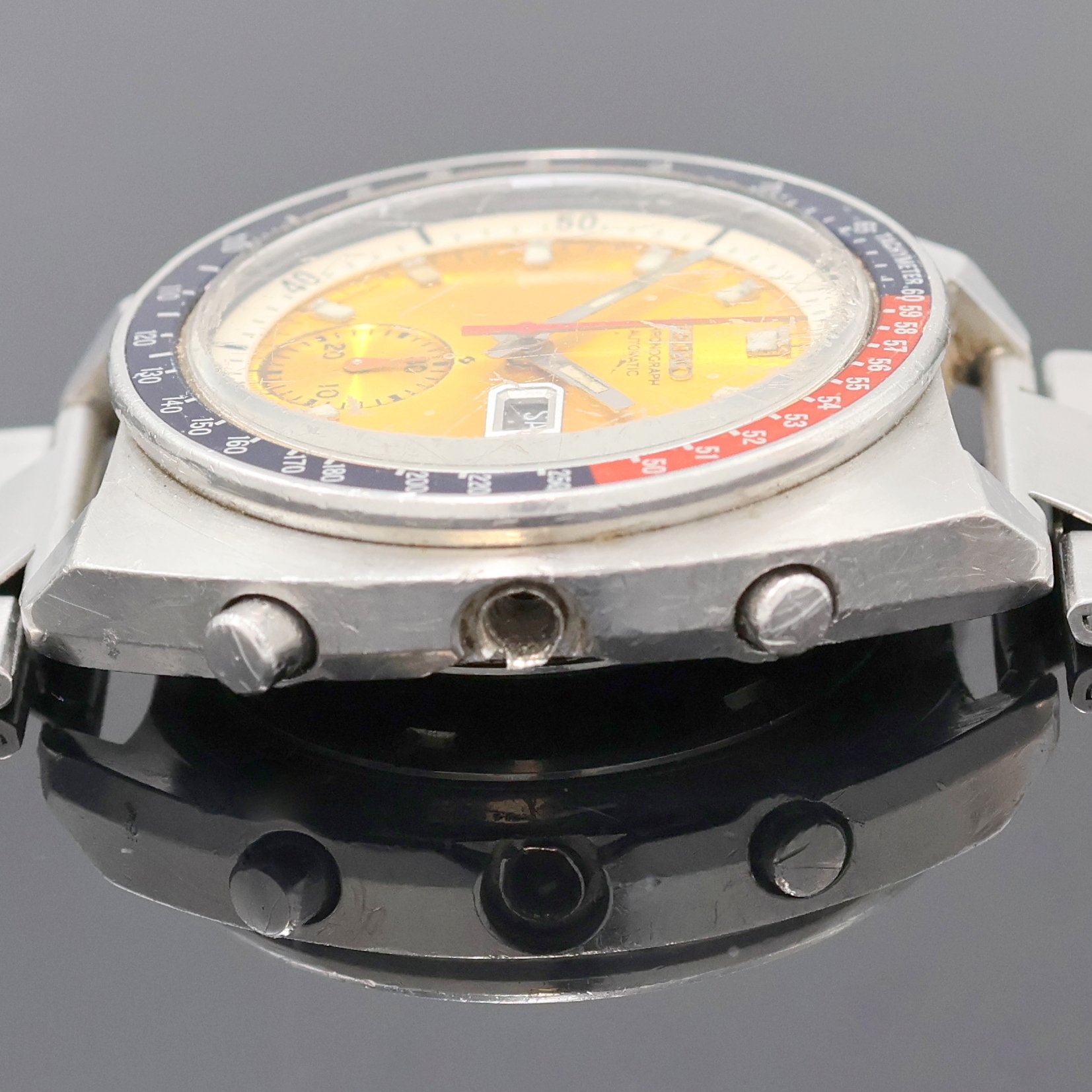 Detail b: SEIKO Herrenchronograph sogenannte "Pogue" Referenz 6139-6002, Japan um 1975, Automatik, Edelstahlgeh. m. neutr. Stahlband u. Faltschl. (zu ...