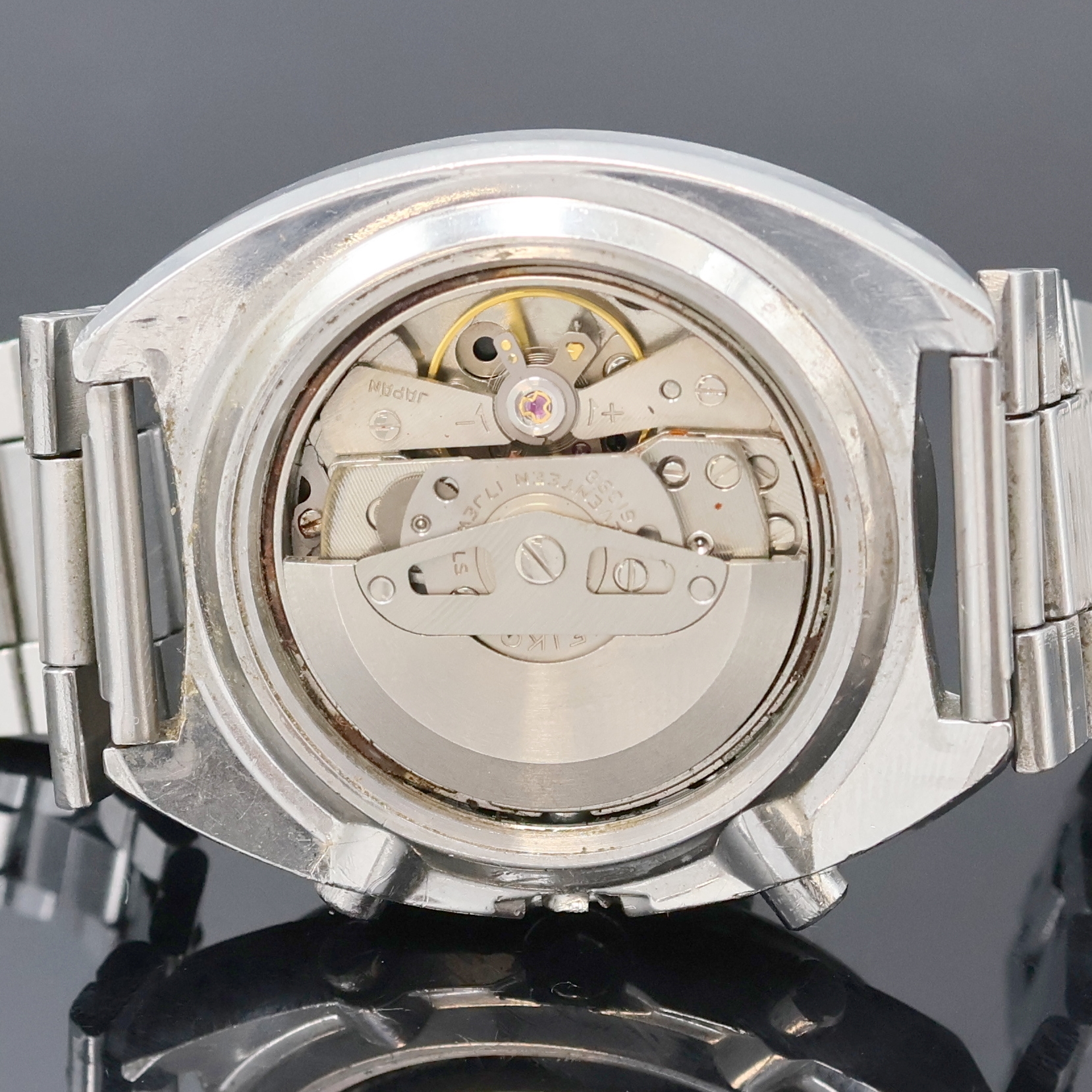 Detail e: SEIKO Herrenchronograph sogenannte "Pogue" Referenz 6139-6002, Japan um 1975, Automatik, Edelstahlgeh. m. neutr. Stahlband u. Faltschl. (zu ...