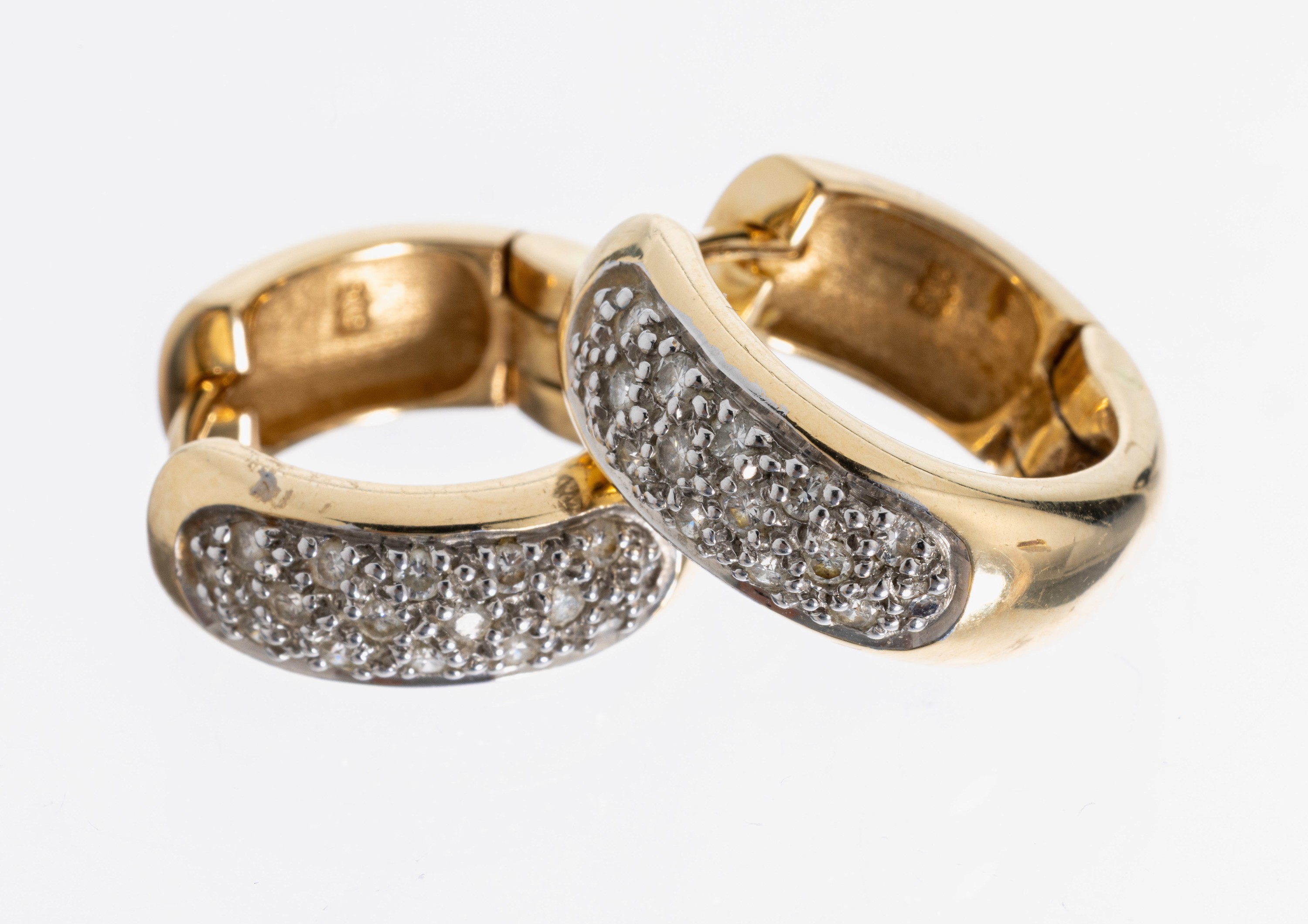 Image 27017981 - Paar 14 kt Gold Brillant-Ohrcreolen, GG/WG 585/000, 30 Brillanten zus. ca. 0.30 ct ...