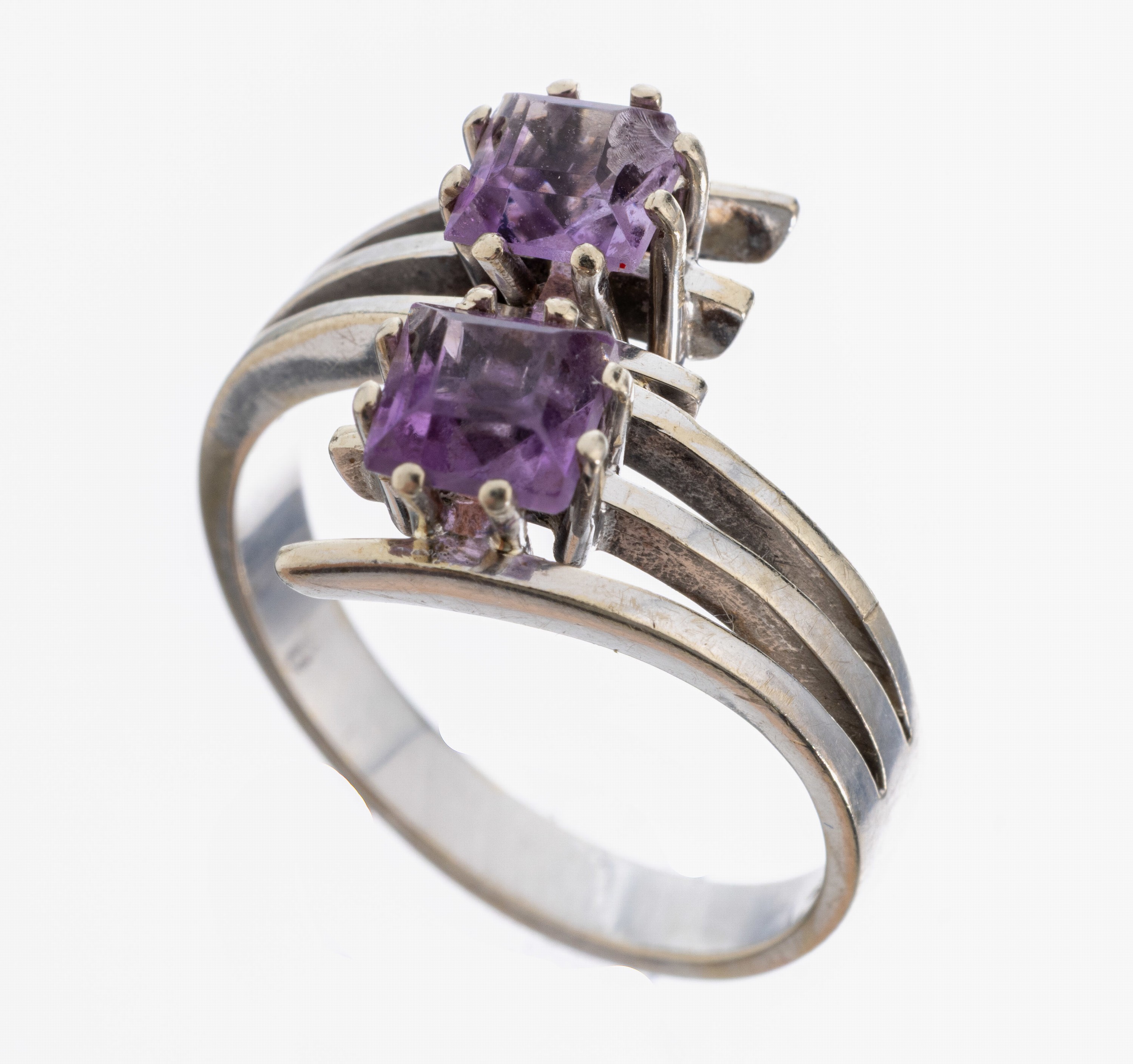 Image 27017990 - 14 kt Gold Amethyst-Ring, WG 585/000, 2 facett. Amethystcarrees, 1 x besch. RW 55, ...