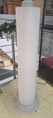 27017969e - 2 hohe Stehlampen in Säulenform, nach klassizistischem Vorbild, Mitte 20. Jh., runde ...