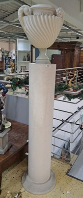 27017969f - 2 hohe Stehlampen in Säulenform, nach klassizistischem Vorbild, Mitte 20. Jh., runde ...