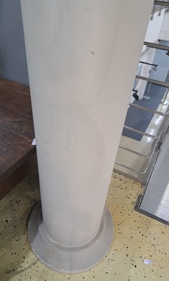 27017969h - 2 hohe Stehlampen in Säulenform, nach klassizistischem Vorbild, Mitte 20. Jh., runde ...