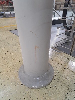 27017969i - 2 hohe Stehlampen in Säulenform, nach klassizistischem Vorbild, Mitte 20. Jh., runde ...