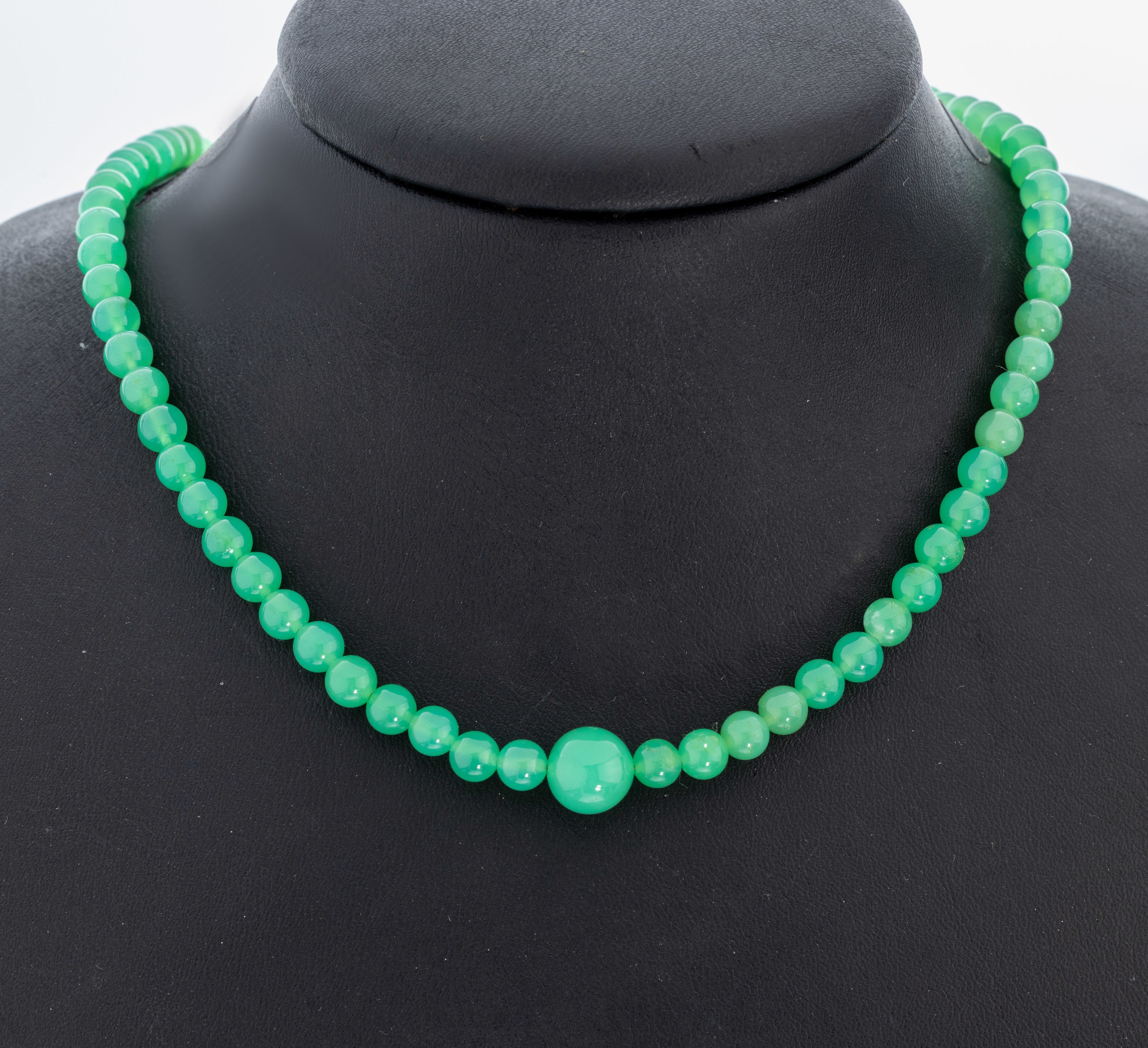 Image 27018014 - Chrysopras-Collier, Chrysopras-Kugeln, D. ca. 5.6 mm, mittlere Kugel D. ca. 9.5 mm, ...