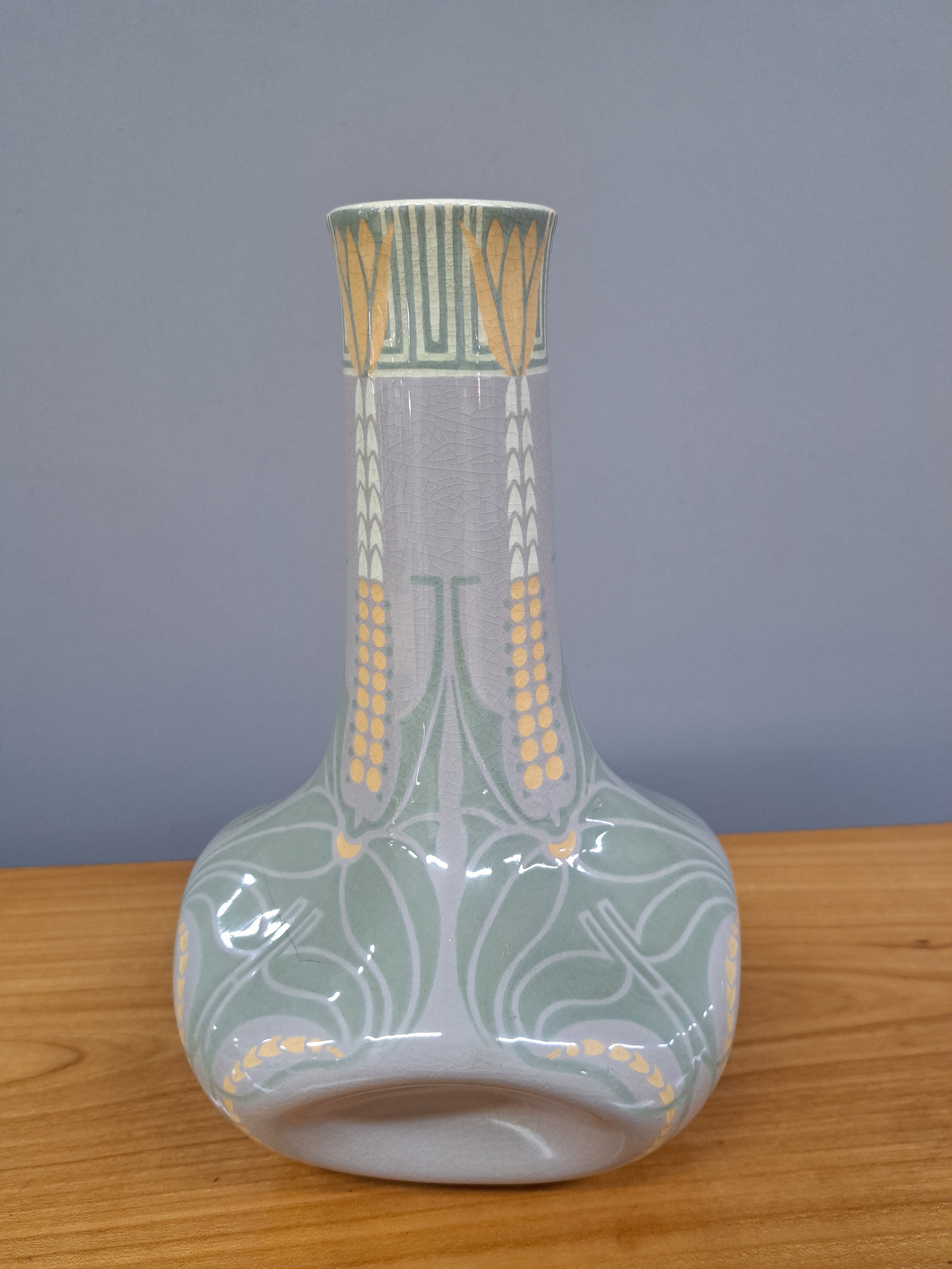 Detail a: Jugendstilvase, Villeroy & Boch, um, 1900, Steingut, bunt bemalt, gedellte Form, auf der Schulter ca. 7 cm langer Haarriß, zurückhaltende ...