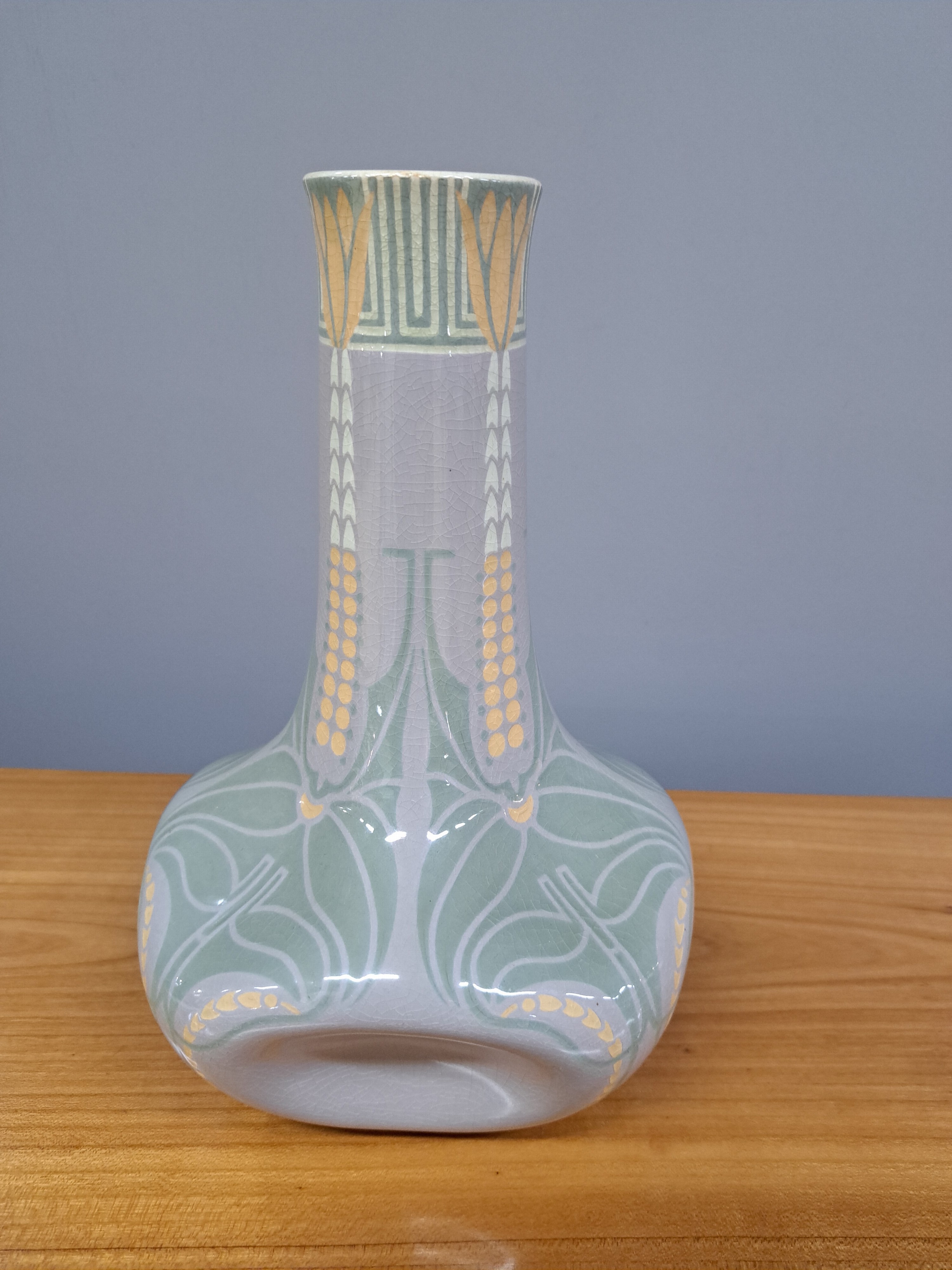 Detail b: Jugendstilvase, Villeroy & Boch, um, 1900, Steingut, bunt bemalt, gedellte Form, auf der Schulter ca. 7 cm langer Haarriß, zurückhaltende ...