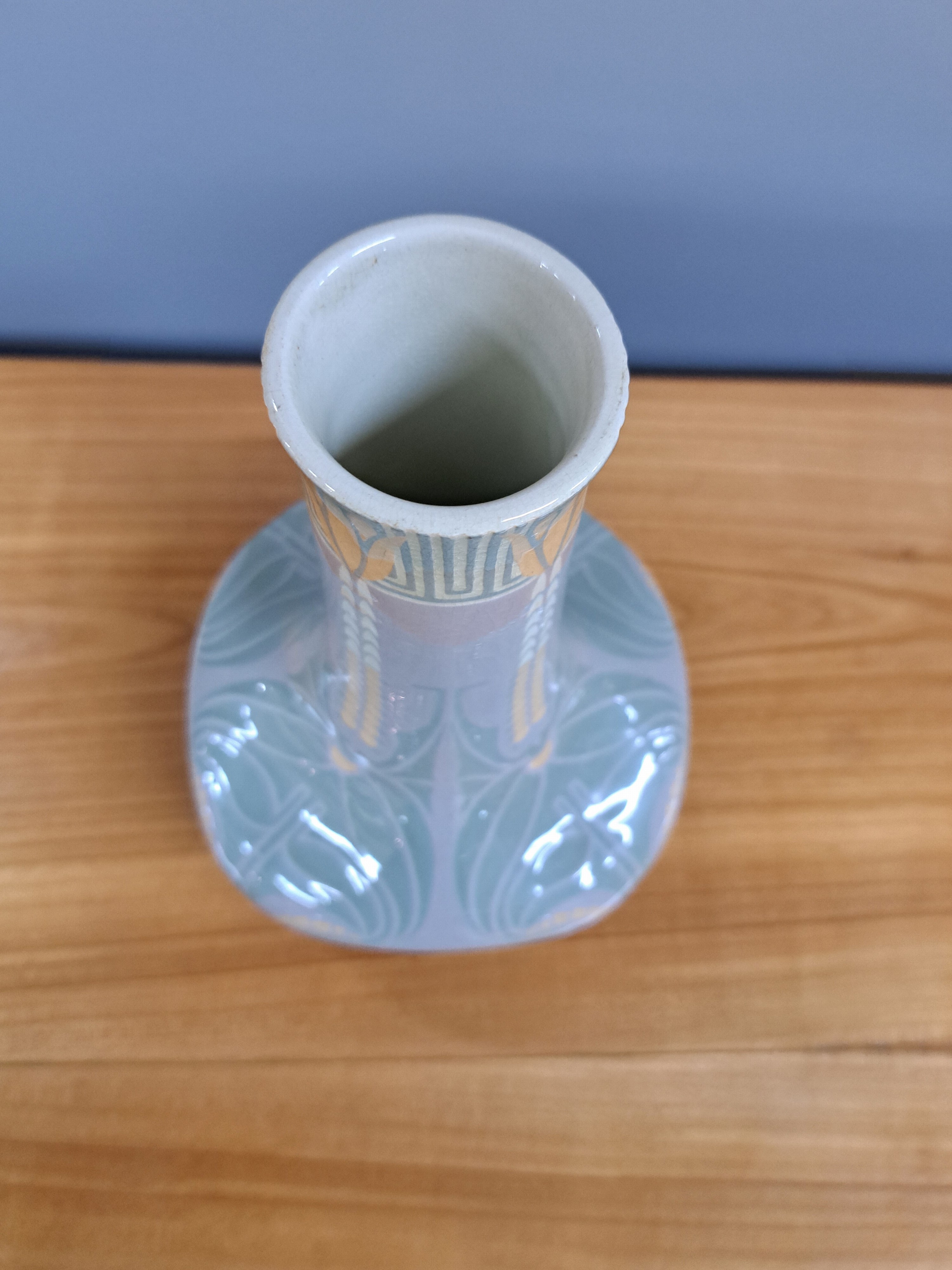 Detail c: Jugendstilvase, Villeroy & Boch, um, 1900, Steingut, bunt bemalt, gedellte Form, auf der Schulter ca. 7 cm langer Haarriß, zurückhaltende ...