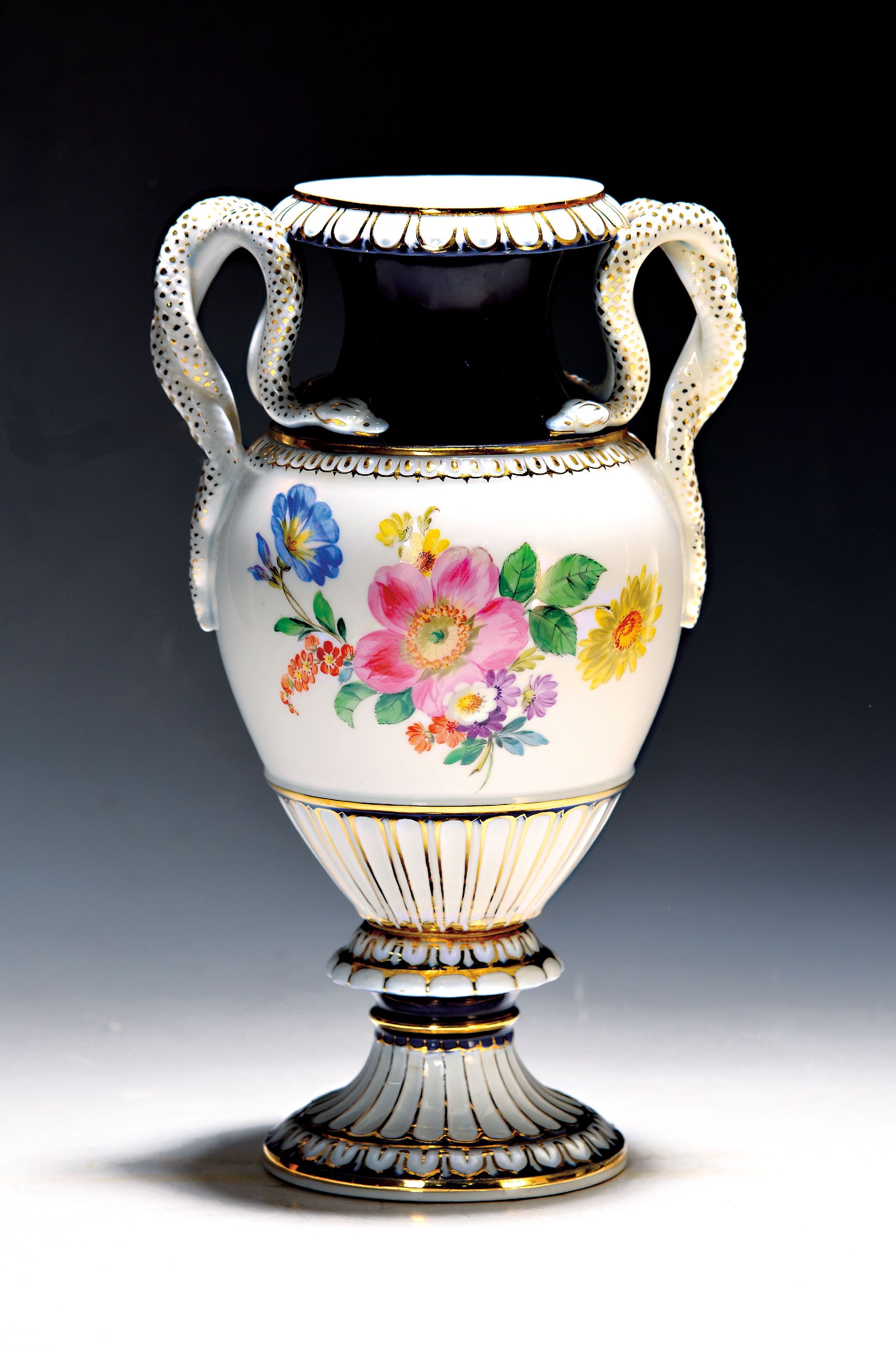 Image 27018030 - Doppelhenkel-Schlangenvase, 20. Jh., beidseitige Blumenbukettmalerei, partiell ...