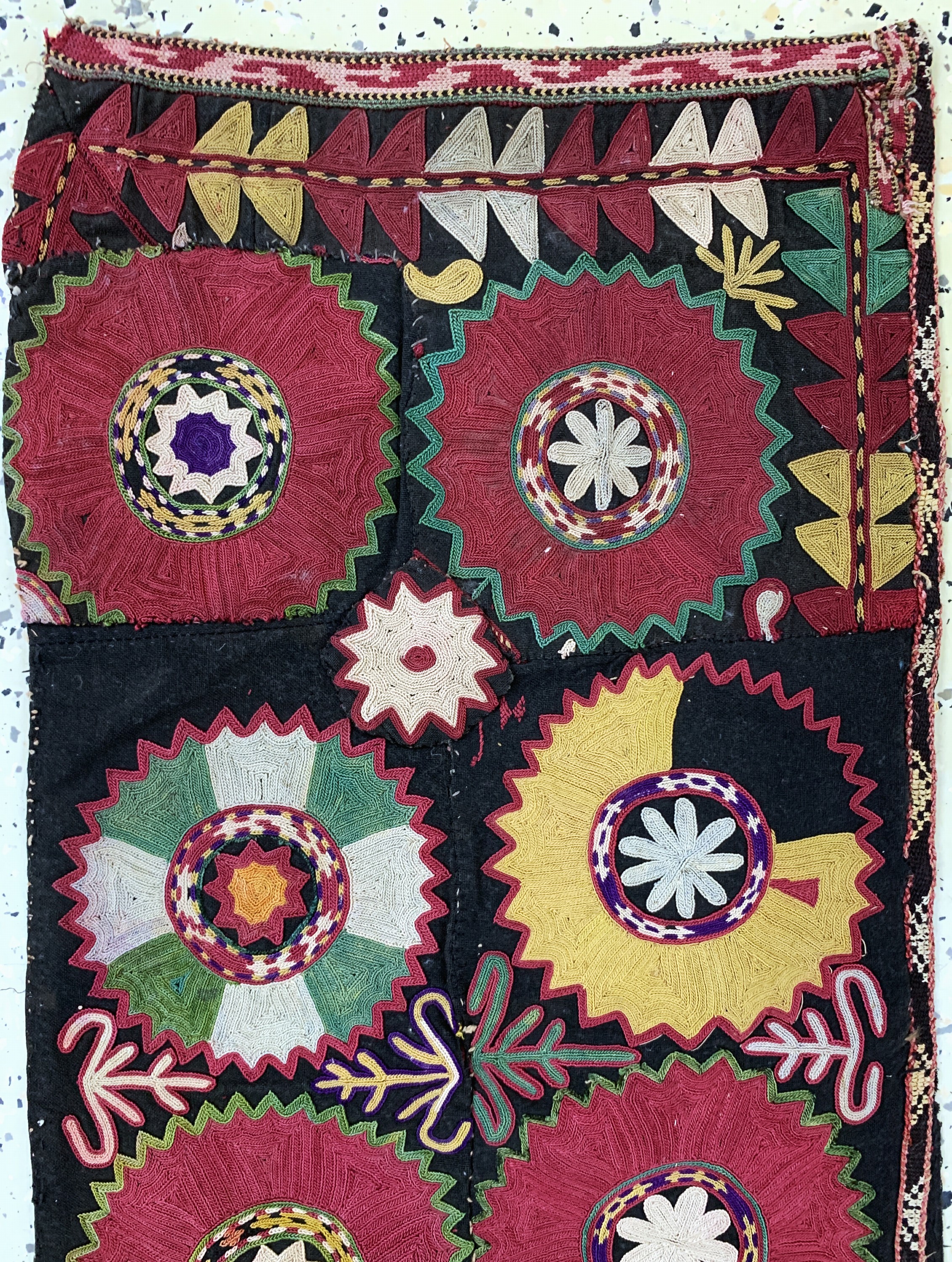 Detail a: "Lakai"Stickerei antik, Uzbekistan, um 1900, Baumwollstickerei, ca. 75 x 38 cm, EHZ: 2