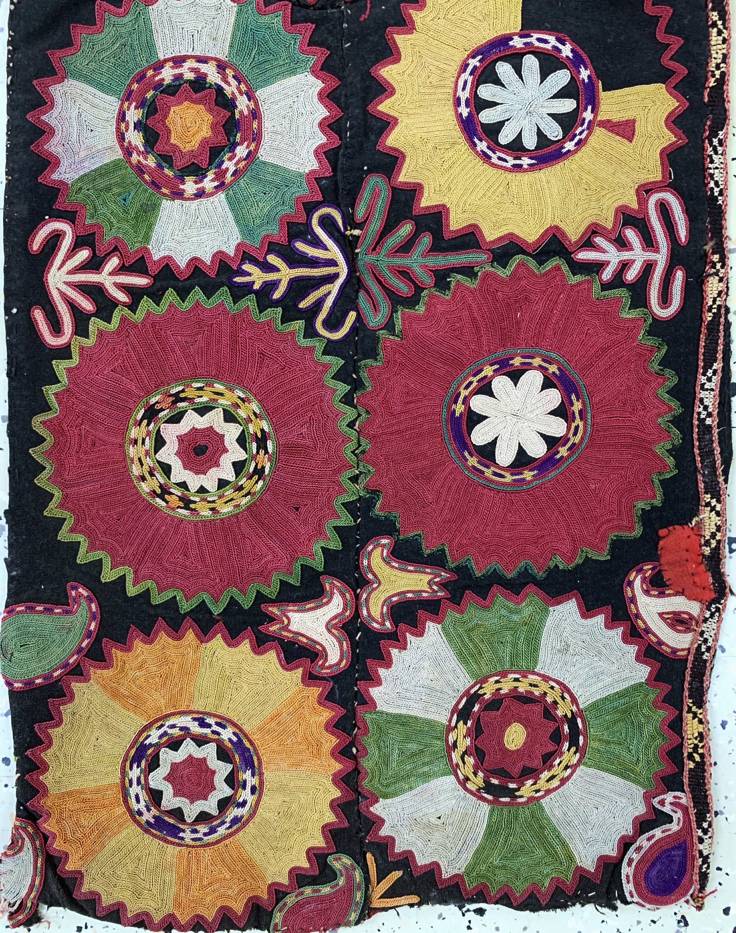 Detail b: "Lakai"Stickerei antik, Uzbekistan, um 1900, Baumwollstickerei, ca. 75 x 38 cm, EHZ: 2