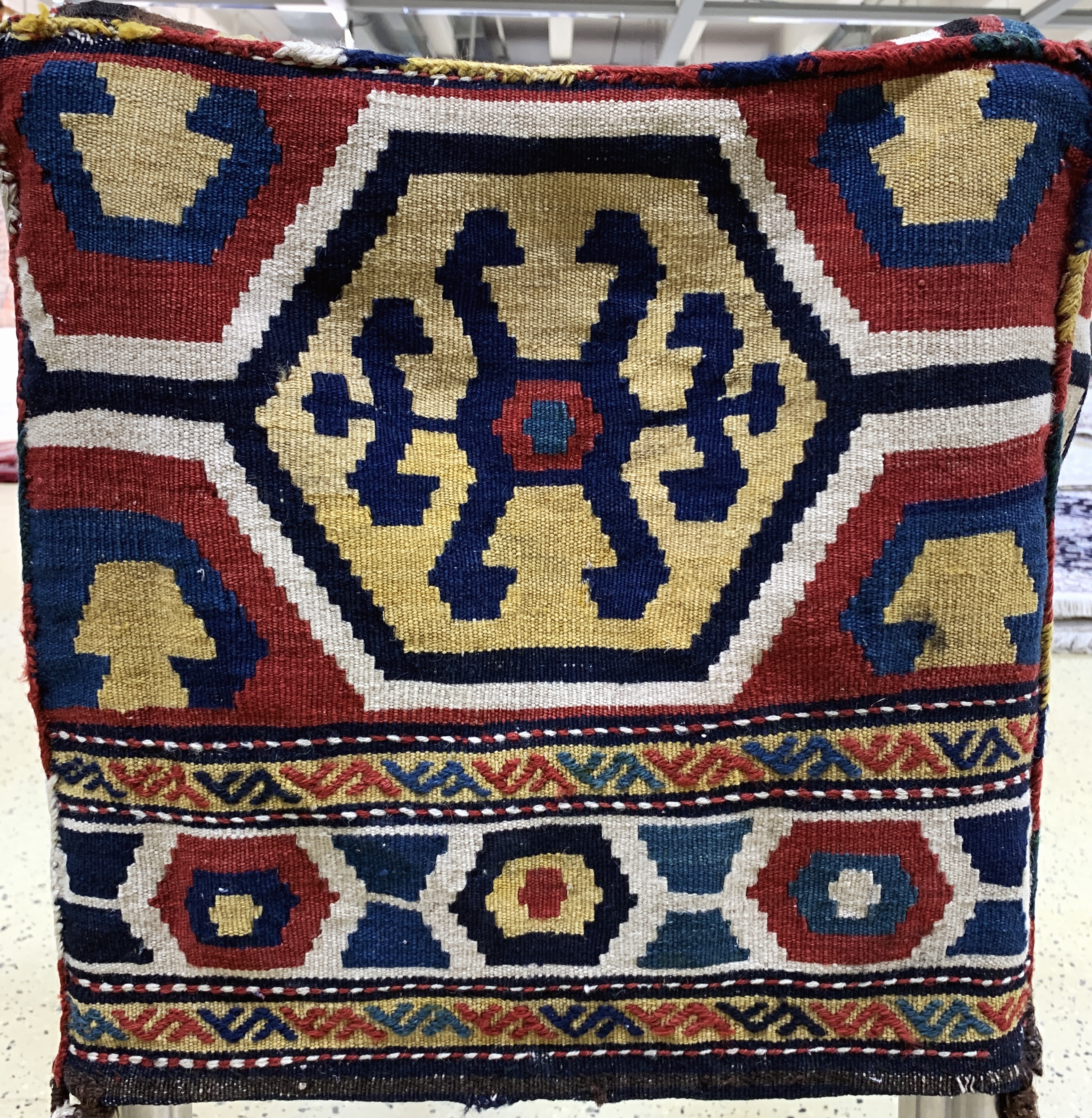 Detail b: Shahsawan Mafrasch antik, Persien, um 1900,Wolle auf Wolle, ca. 105 x 67 x 46 cm, EHZ: 2