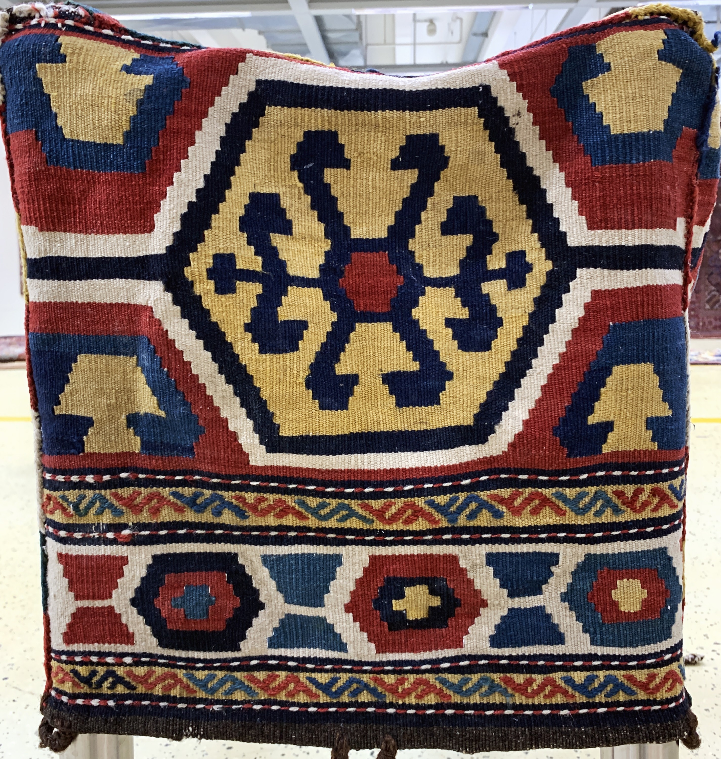 Detail c: Shahsawan Mafrasch antik, Persien, um 1900,Wolle auf Wolle, ca. 105 x 67 x 46 cm, EHZ: 2
