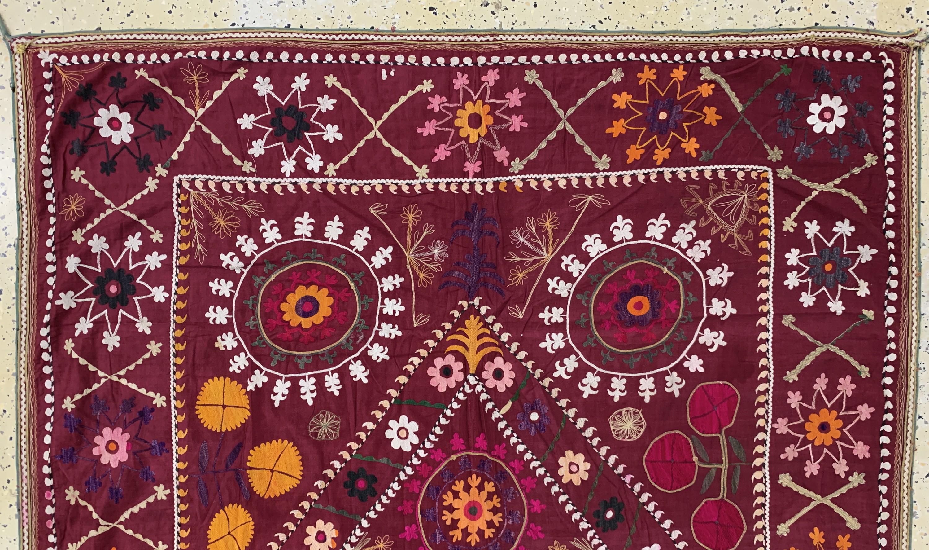 Detail a: Seidenstickerei antik, Uzbekistan, um 1900,Seidenstickerei auf Seide, ca. 188 x 140 cm, Reinigungsbedürftig, EHZ: 2(restauriert)