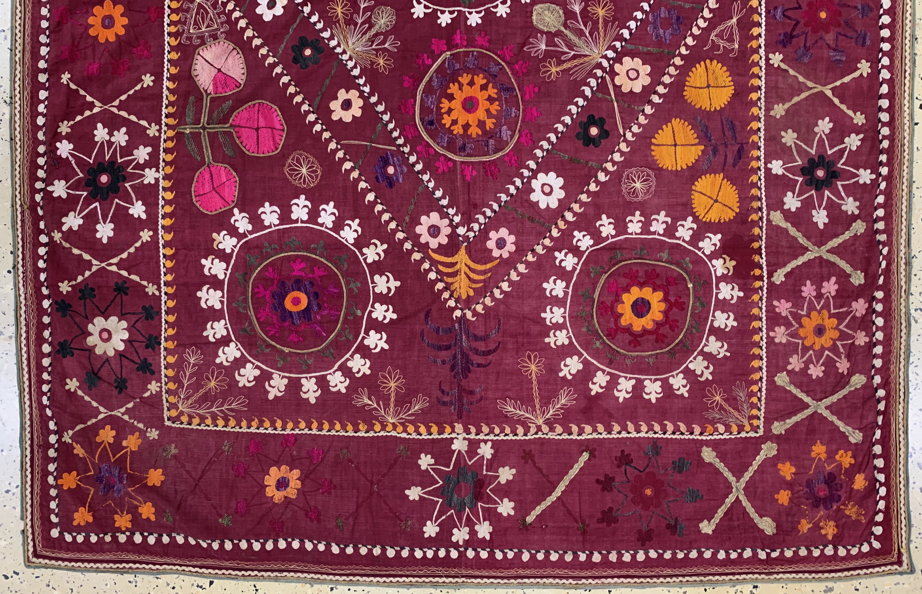 Detail b: Seidenstickerei antik, Uzbekistan, um 1900,Seidenstickerei auf Seide, ca. 188 x 140 cm, Reinigungsbedürftig, EHZ: 2(restauriert)