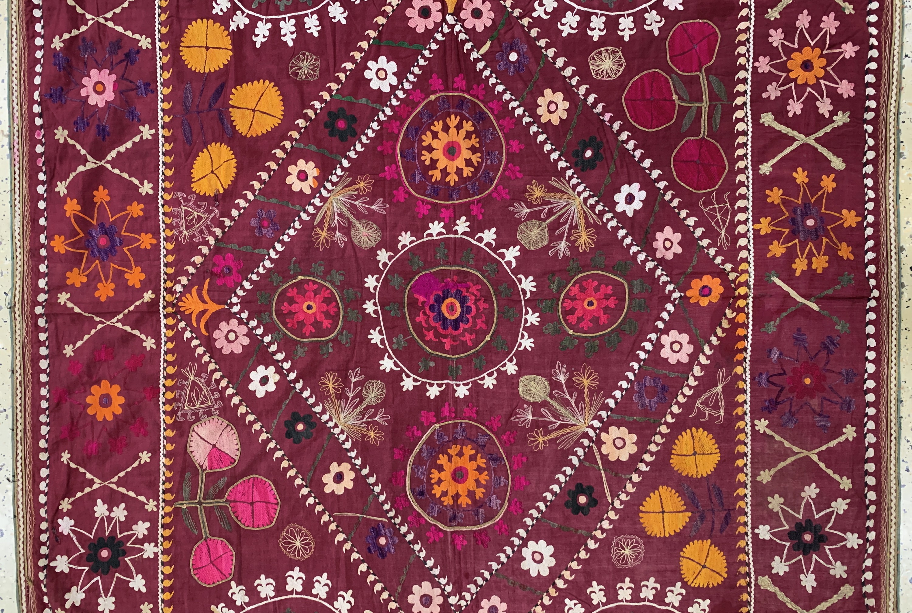 Detail d: Seidenstickerei antik, Uzbekistan, um 1900,Seidenstickerei auf Seide, ca. 188 x 140 cm, Reinigungsbedürftig, EHZ: 2(restauriert)