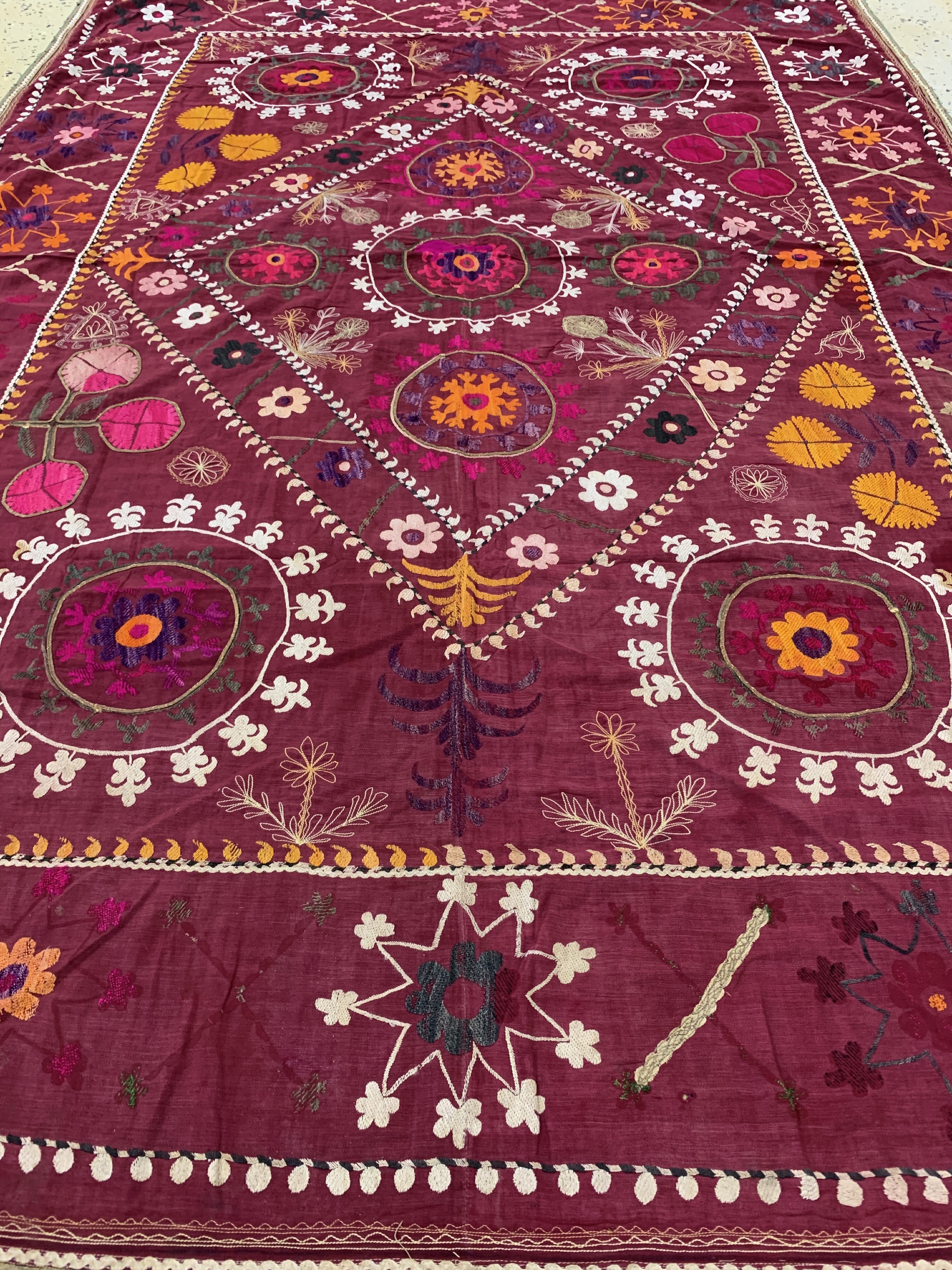 Detail e: Seidenstickerei antik, Uzbekistan, um 1900,Seidenstickerei auf Seide, ca. 188 x 140 cm, Reinigungsbedürftig, EHZ: 2(restauriert)
