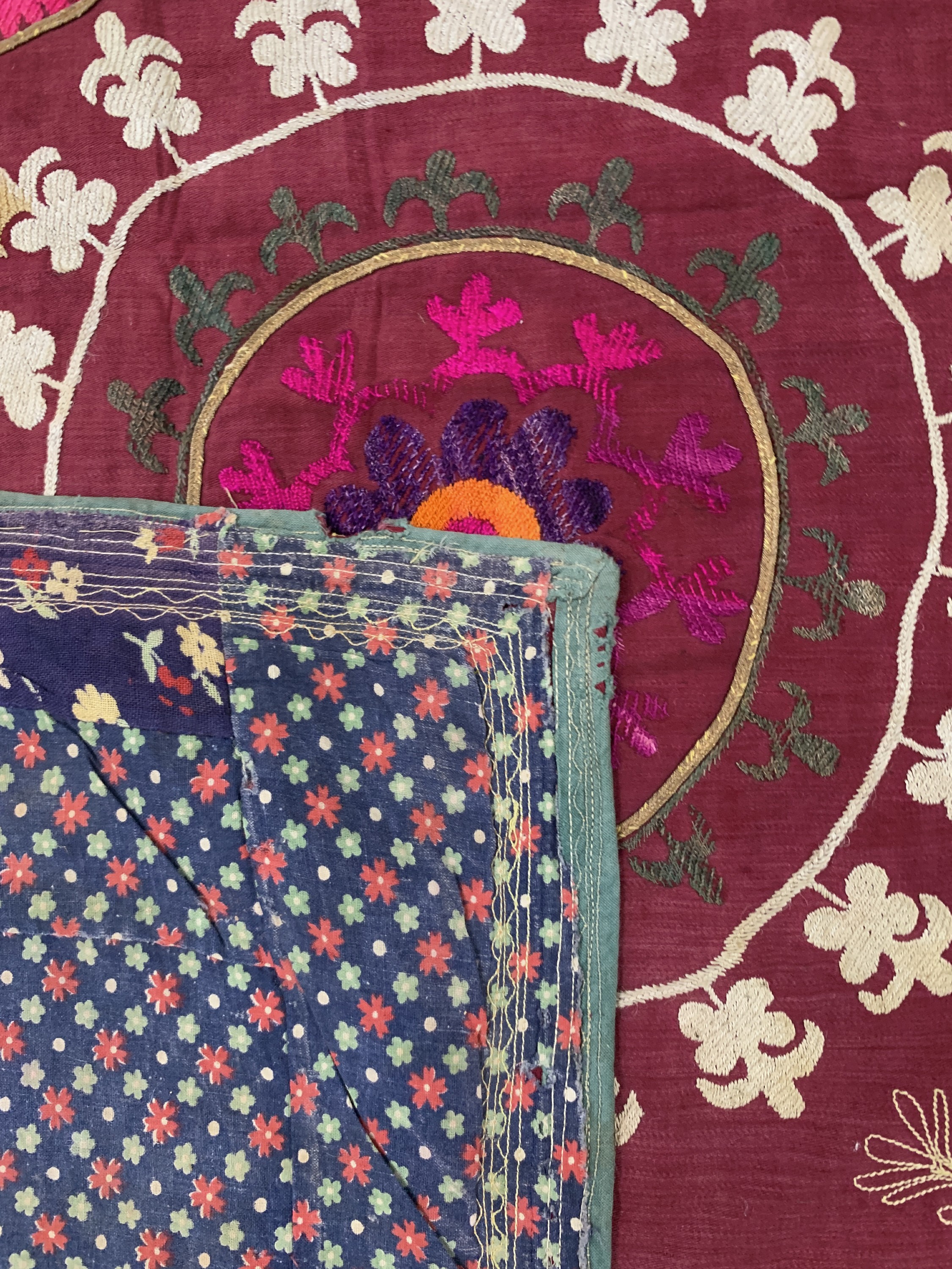 Detail f: Seidenstickerei antik, Uzbekistan, um 1900,Seidenstickerei auf Seide, ca. 188 x 140 cm, Reinigungsbedürftig, EHZ: 2(restauriert)