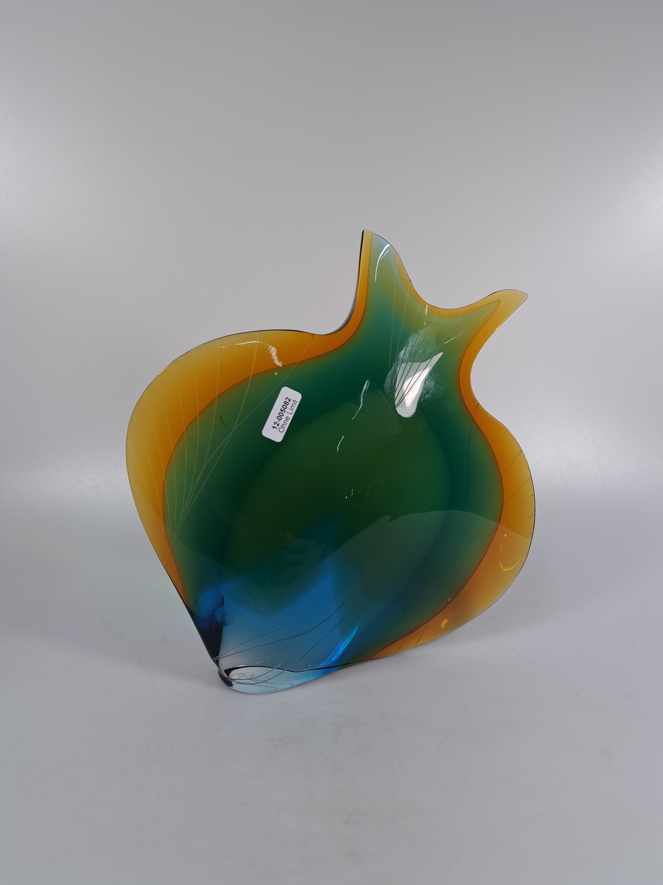 Detail b: Glasfigur, Exbor, 20. Jh., farbloses Glas mit gelbem, grünem und blauen Innenüberfängen, Fisch, wohl Skalar, graviert, aufwendige, hochwertige ...
