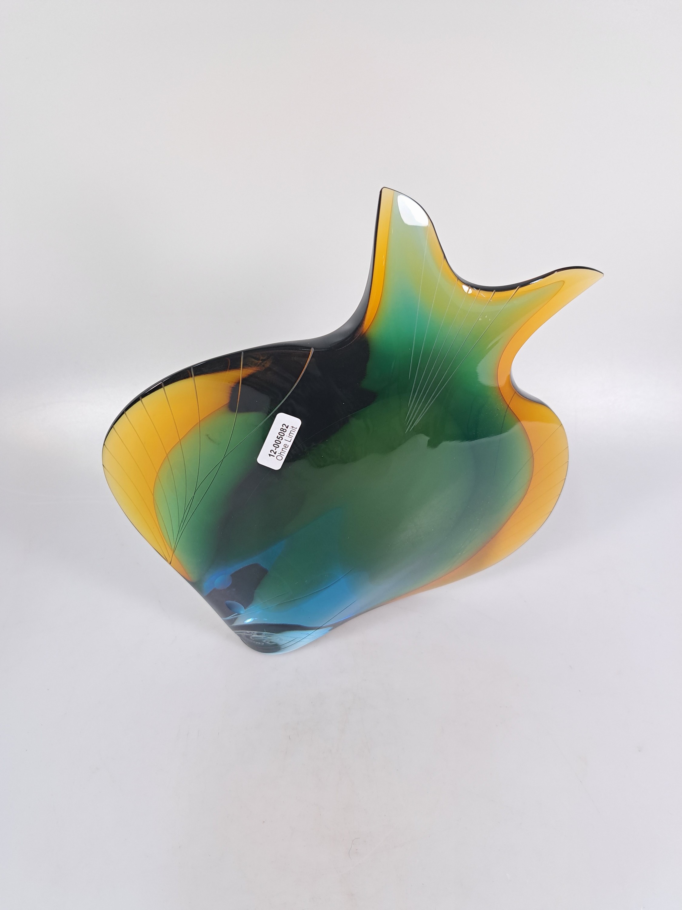 Detail c: Glasfigur, Exbor, 20. Jh., farbloses Glas mit gelbem, grünem und blauen Innenüberfängen, Fisch, wohl Skalar, graviert, aufwendige, hochwertige ...