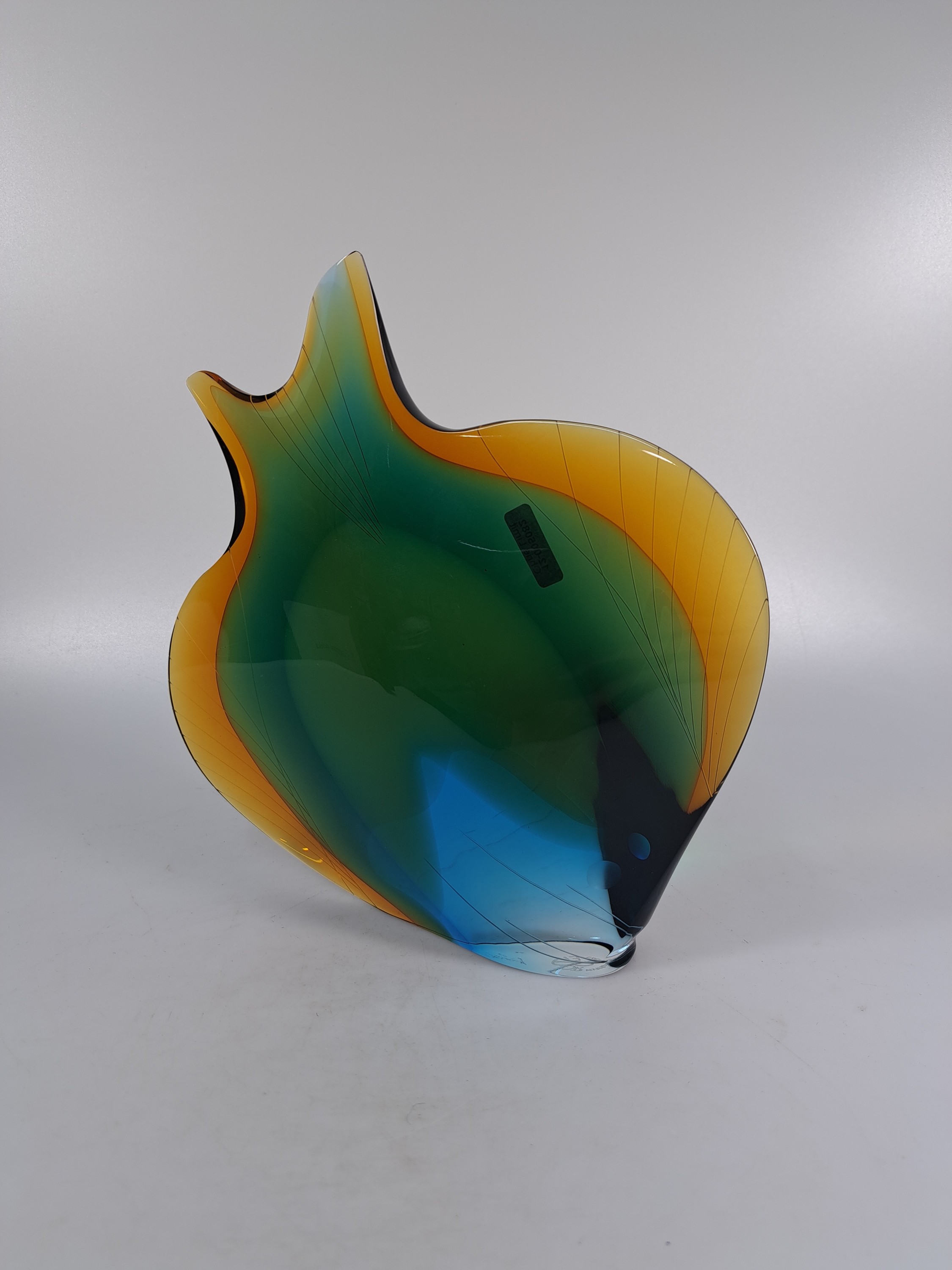 Detail d: Glasfigur, Exbor, 20. Jh., farbloses Glas mit gelbem, grünem und blauen Innenüberfängen, Fisch, wohl Skalar, graviert, aufwendige, hochwertige ...