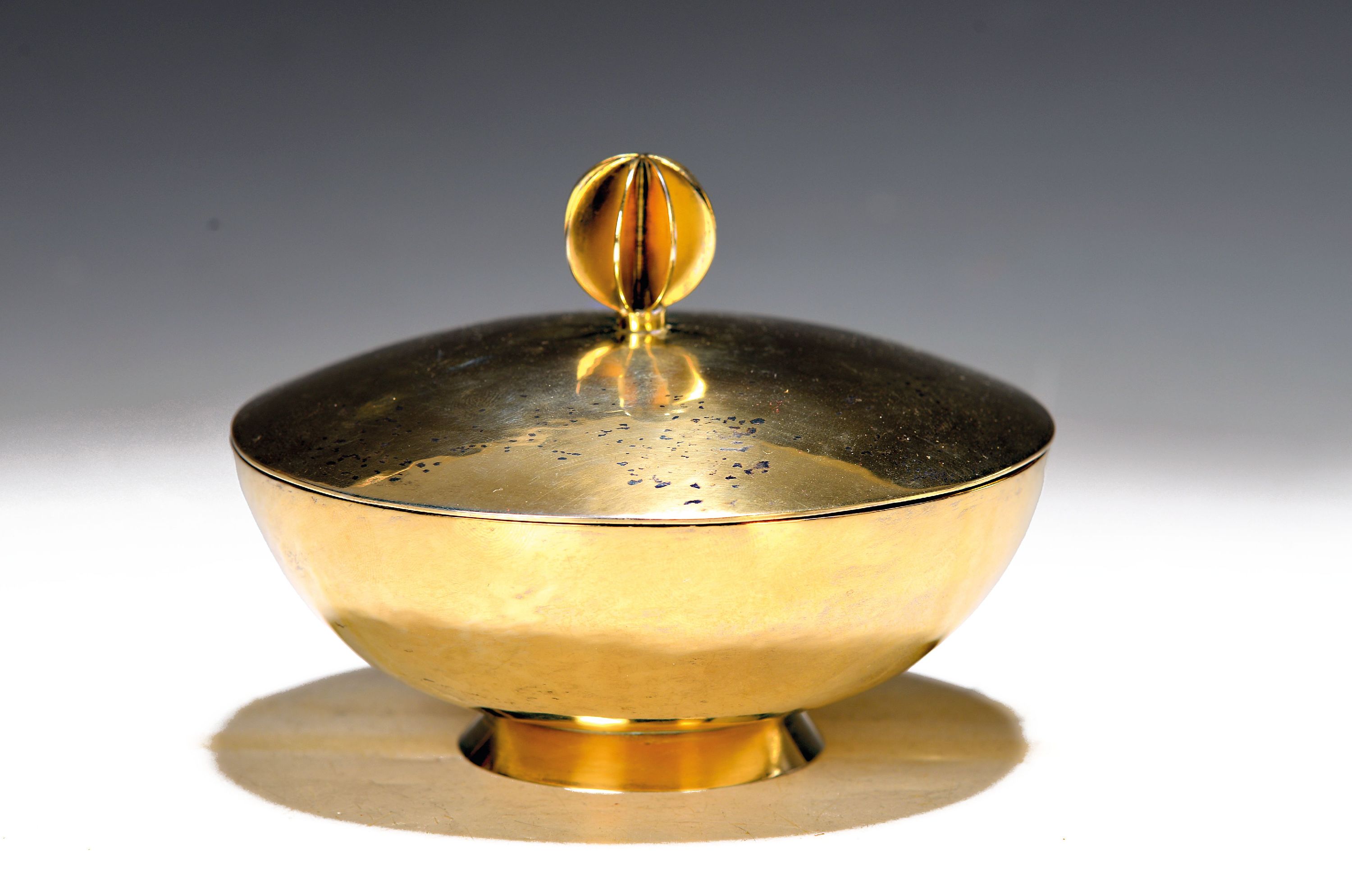 Image 27018047 - Deckeldose, Mitte 20.Jh., Vermeil-Dose, reine Treibarbeit, vergoldet, aufgefächerter ...