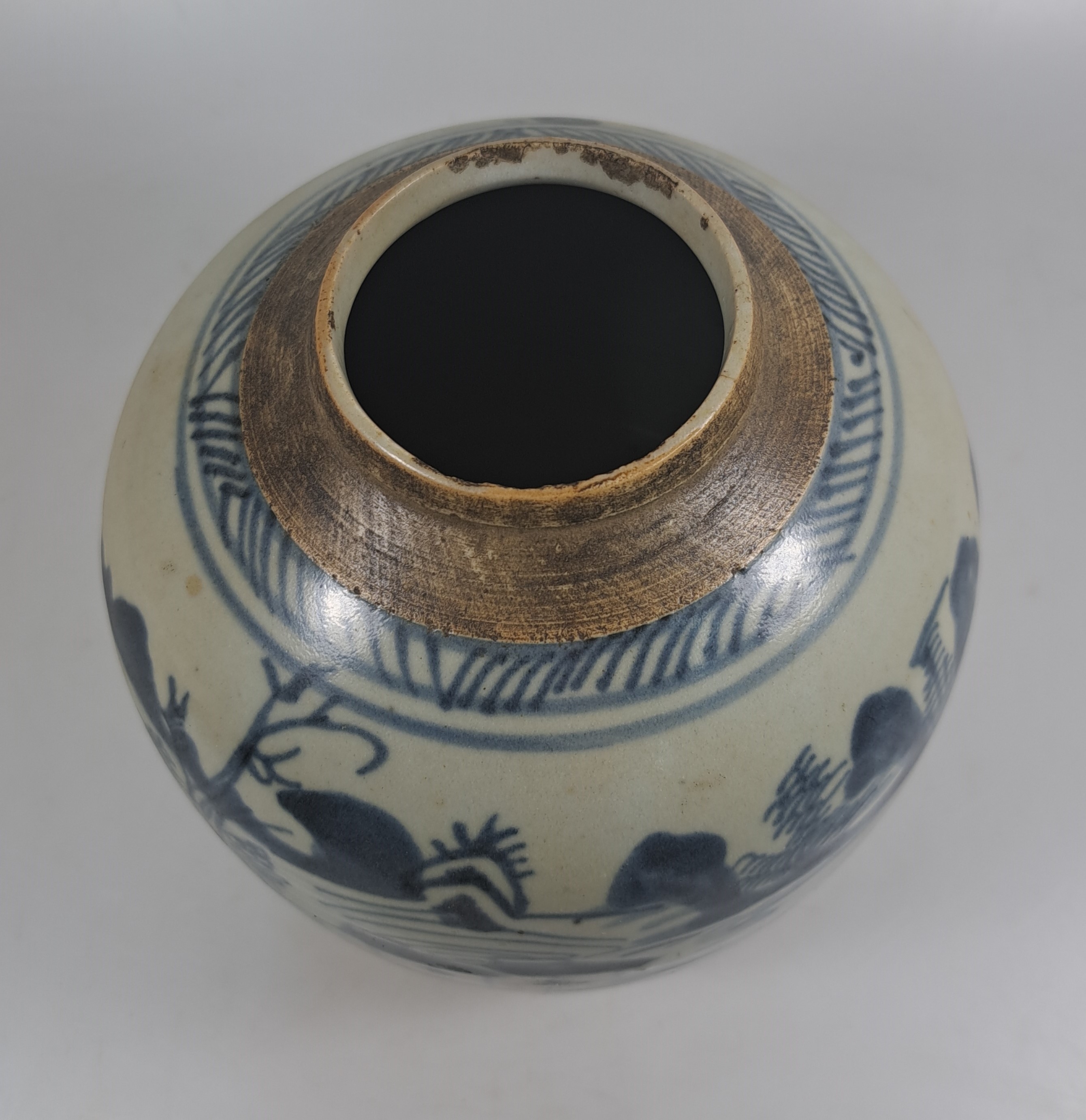 Detail b: Paar Ingwertöpfe, China, um 1880, blaue Bemalung, umlaufende Landschaften, ohne Deckel, H. ca. 15 cm
