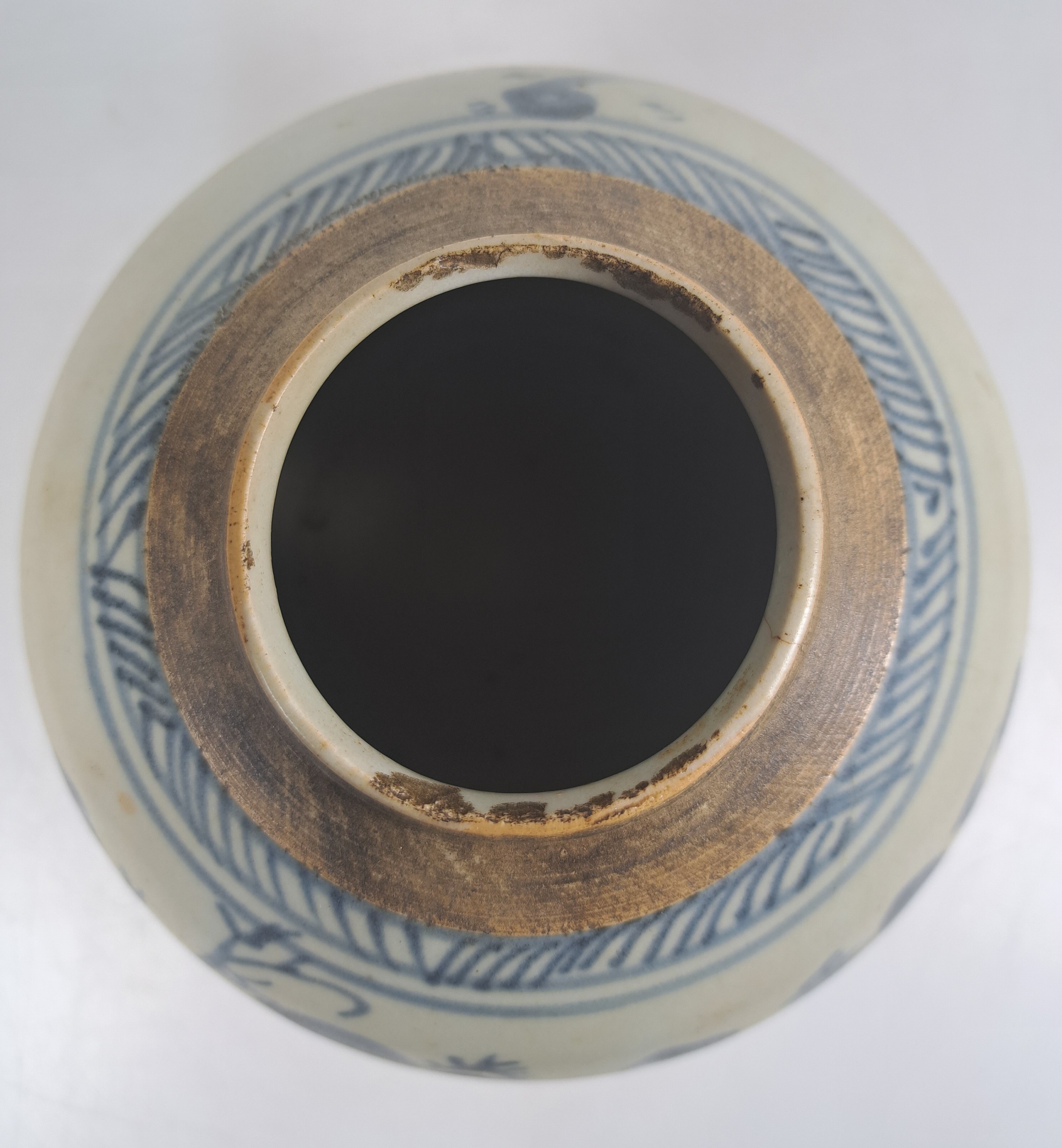 Detail c: Paar Ingwertöpfe, China, um 1880, blaue Bemalung, umlaufende Landschaften, ohne Deckel, H. ca. 15 cm
