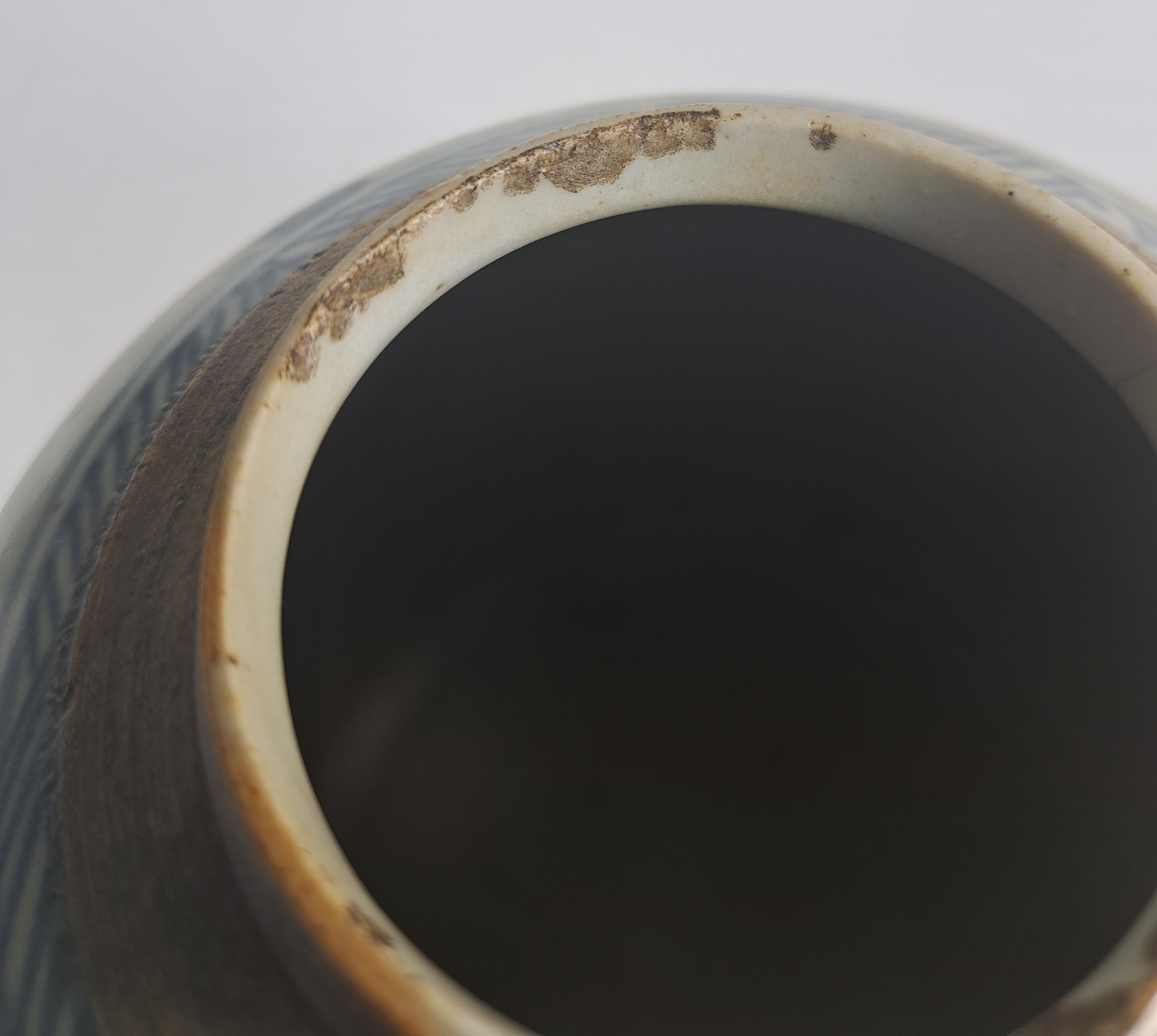 Detail f: Paar Ingwertöpfe, China, um 1880, blaue Bemalung, umlaufende Landschaften, ohne Deckel, H. ca. 15 cm