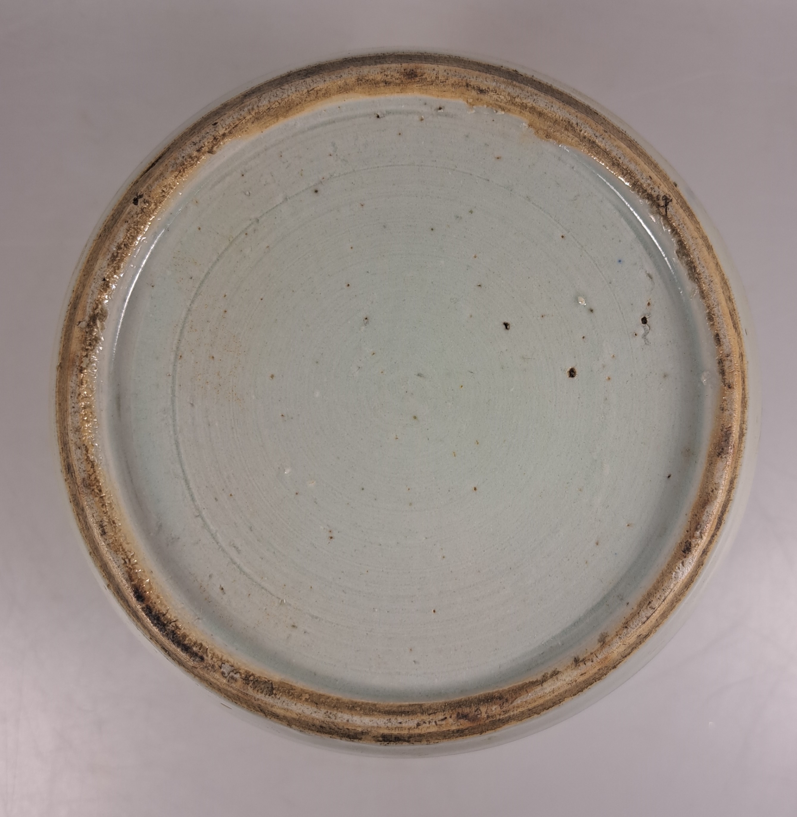 Detail g: Paar Ingwertöpfe, China, um 1880, blaue Bemalung, umlaufende Landschaften, ohne Deckel, H. ca. 15 cm