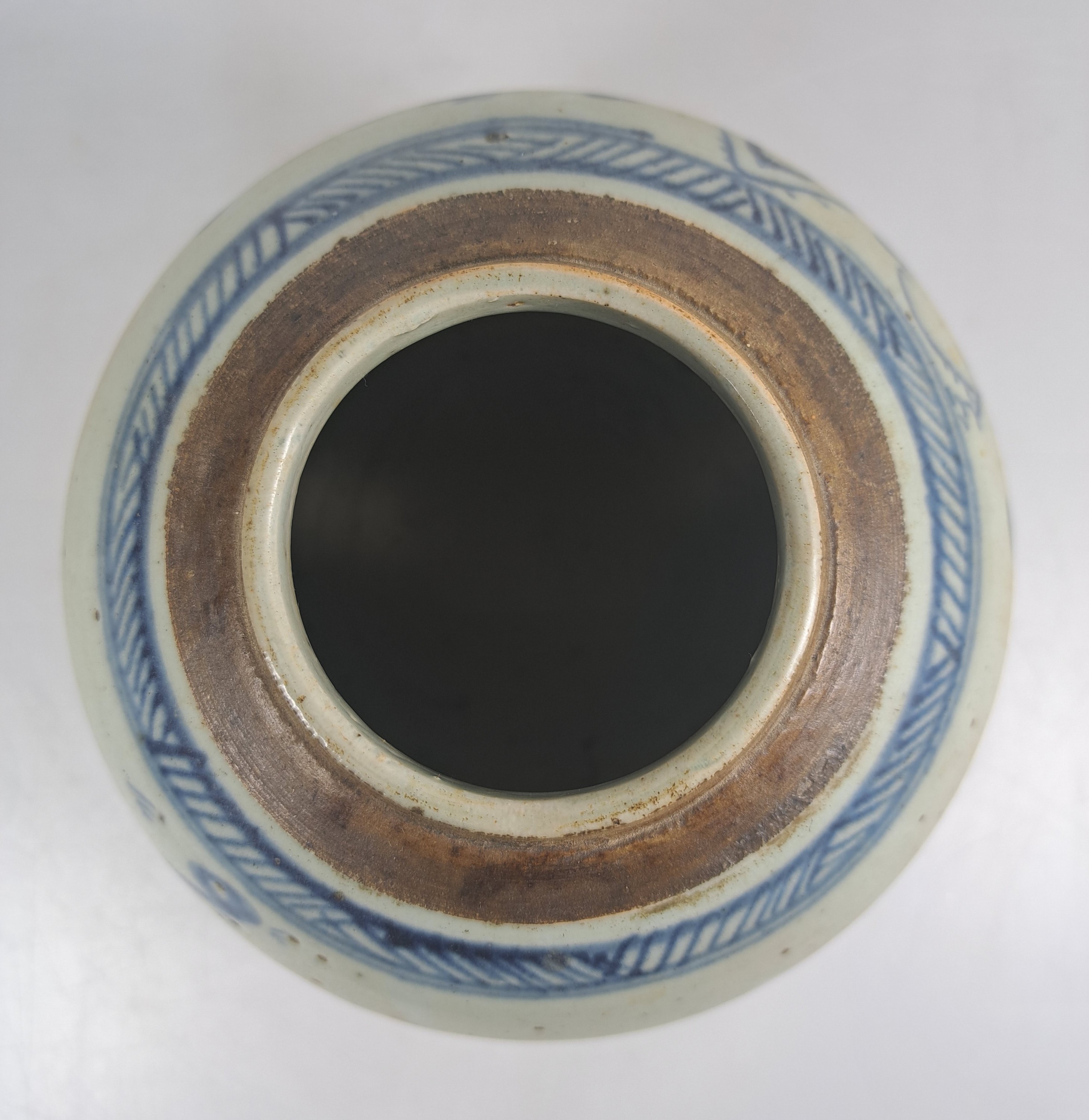 Detail k: Paar Ingwertöpfe, China, um 1880, blaue Bemalung, umlaufende Landschaften, ohne Deckel, H. ca. 15 cm