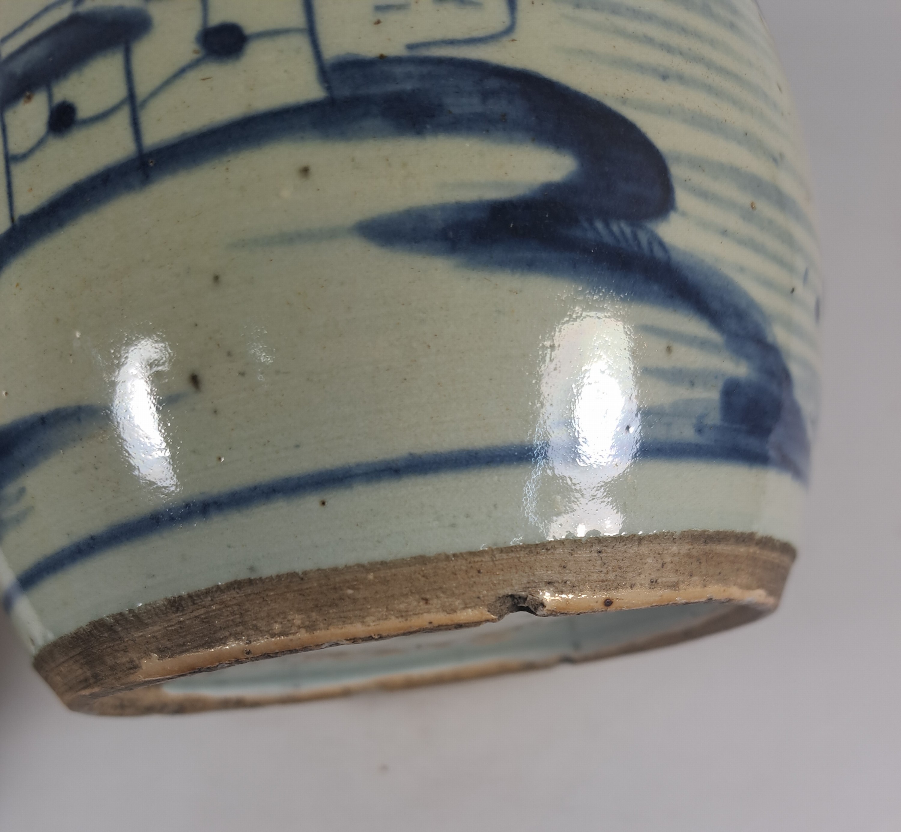 Detail l: Paar Ingwertöpfe, China, um 1880, blaue Bemalung, umlaufende Landschaften, ohne Deckel, H. ca. 15 cm