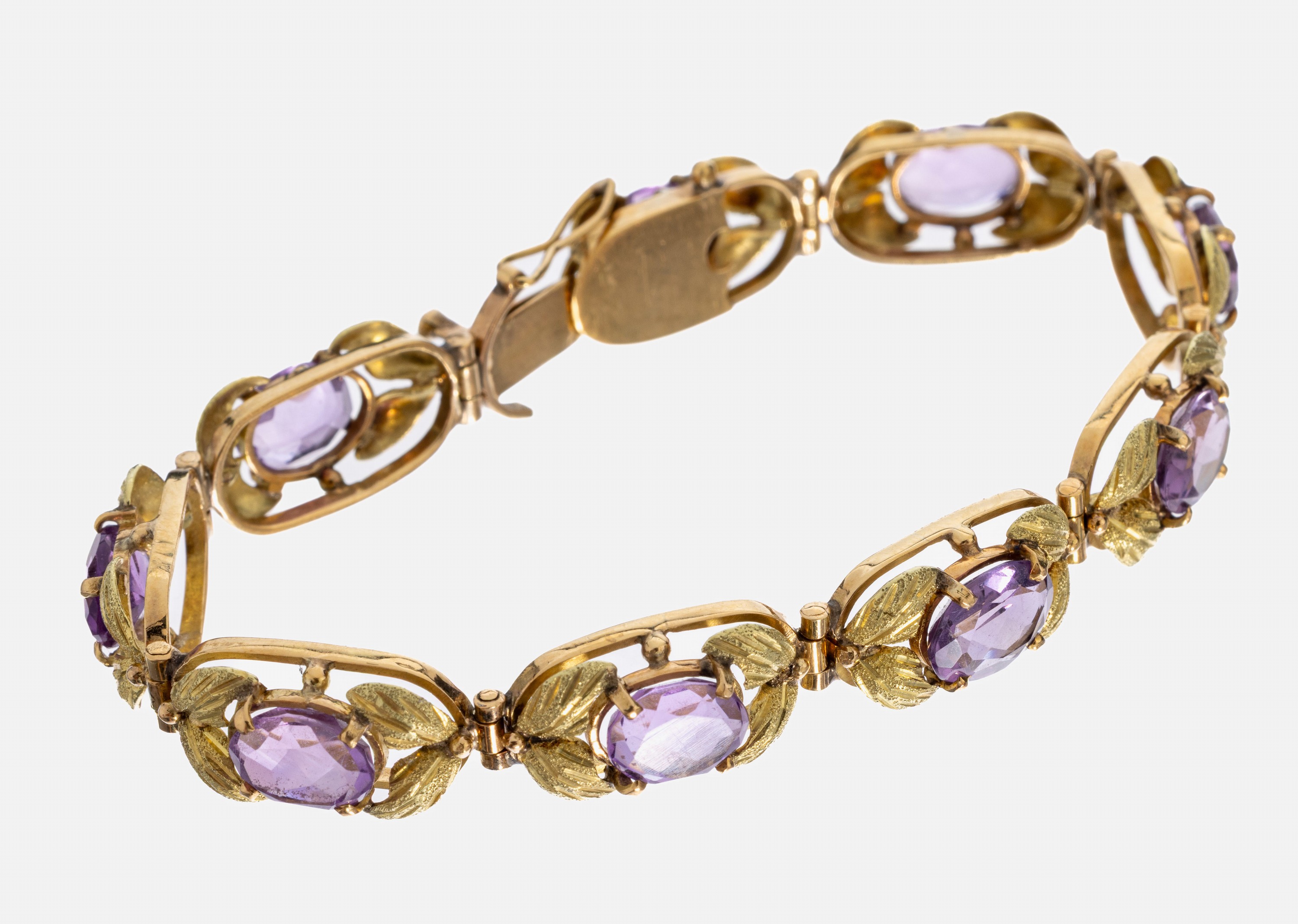 Image 27018057 - 18 kt Gold Amethyst-Armband, GG 750/000, fein grav. Blattdekor, 9 ovalfacett. ...