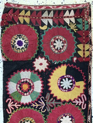 27018032a - ´Lakai´Stickerei antik, Uzbekistan, um 1900, Baumwollstickerei, ca. 75 x 38 cm, EHZ: 2