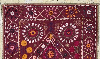 27018039a - Seidenstickerei antik, Uzbekistan, um 1900,Seidenstickerei auf Seide, ca. 188 x 140 cm, ...