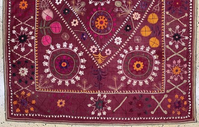 27018039b - Seidenstickerei antik, Uzbekistan, um 1900,Seidenstickerei auf Seide, ca. 188 x 140 cm, ...