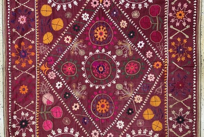 27018039d - Seidenstickerei antik, Uzbekistan, um 1900,Seidenstickerei auf Seide, ca. 188 x 140 cm, ...