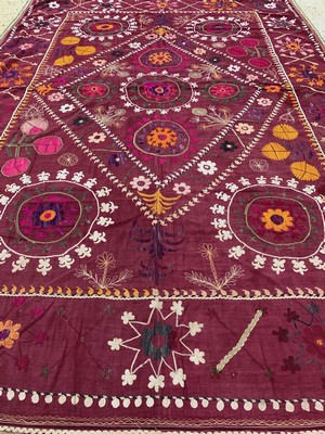 27018039e - Seidenstickerei antik, Uzbekistan, um 1900,Seidenstickerei auf Seide, ca. 188 x 140 cm, ...