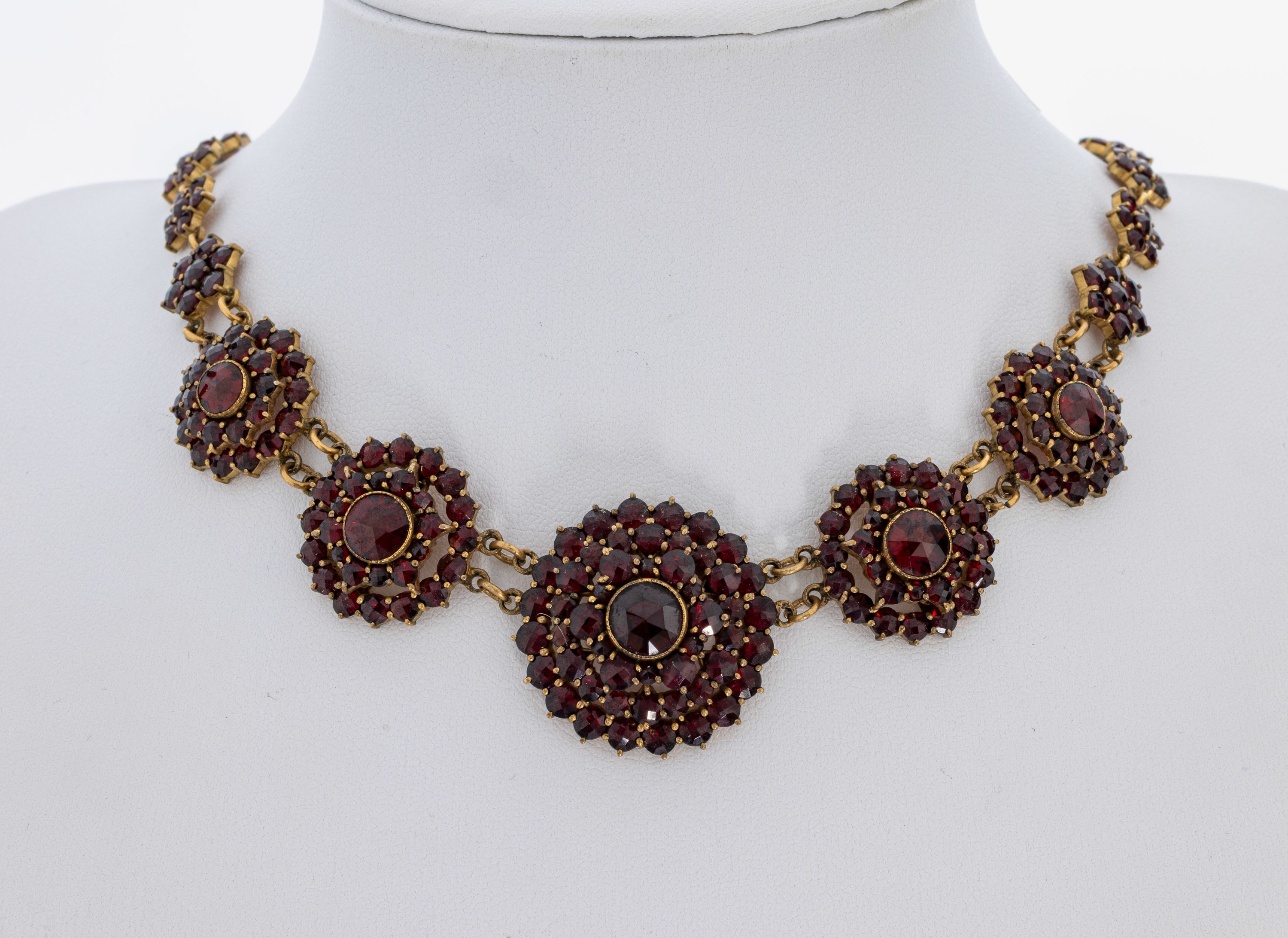 Image 27018363 - Granat-Collier, Böhmen um 1900, Tombak verg., florale Elemente, bes. mit facett. ...