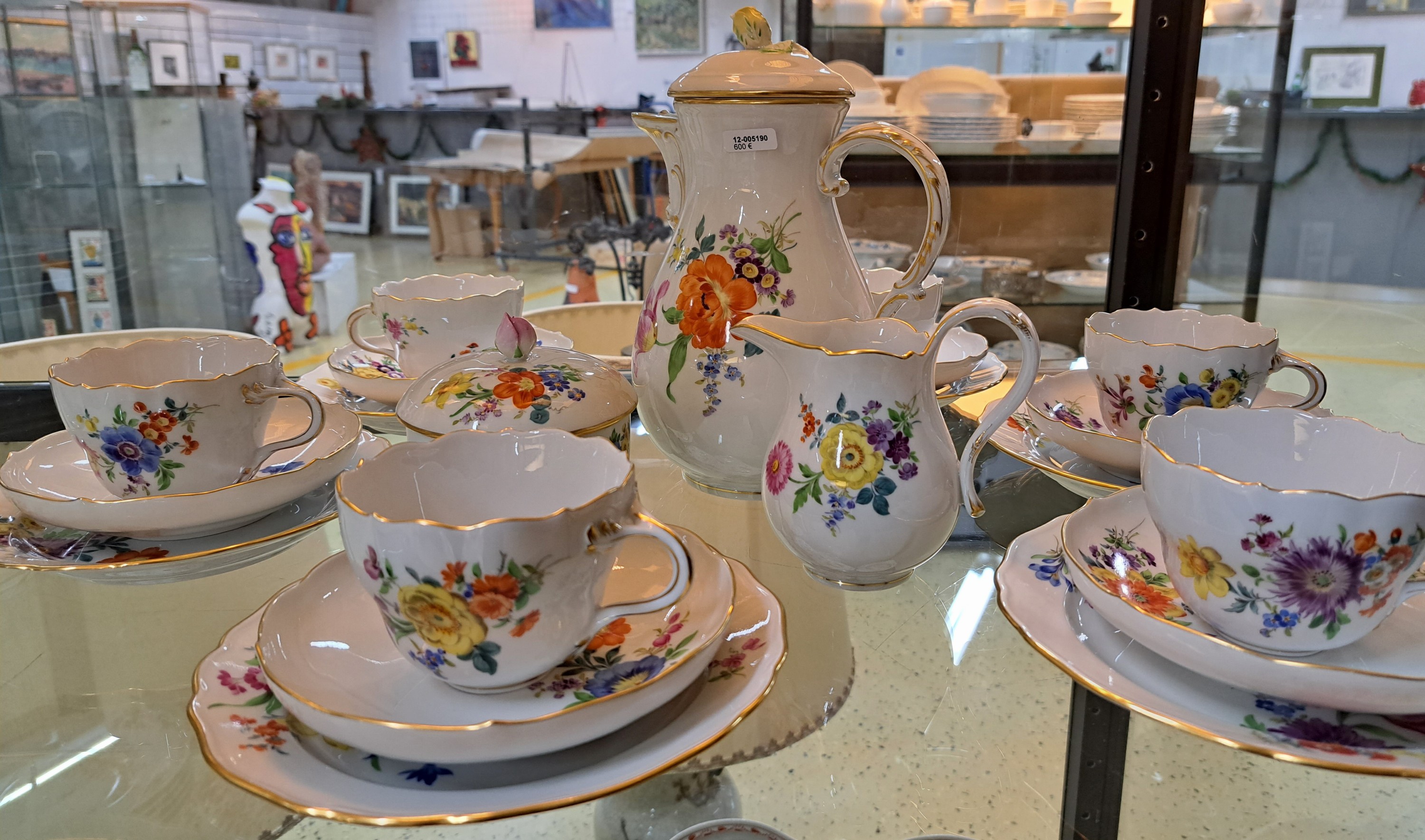 Detail a: Kaffeeservice, Meissen, 2. Hälfte 20. Jh., Porzellan, Kaffeekanne, Zuckerdose, Milchkännchen, sechs Tassen mit Untertassen, sechs Dessertteller, ...