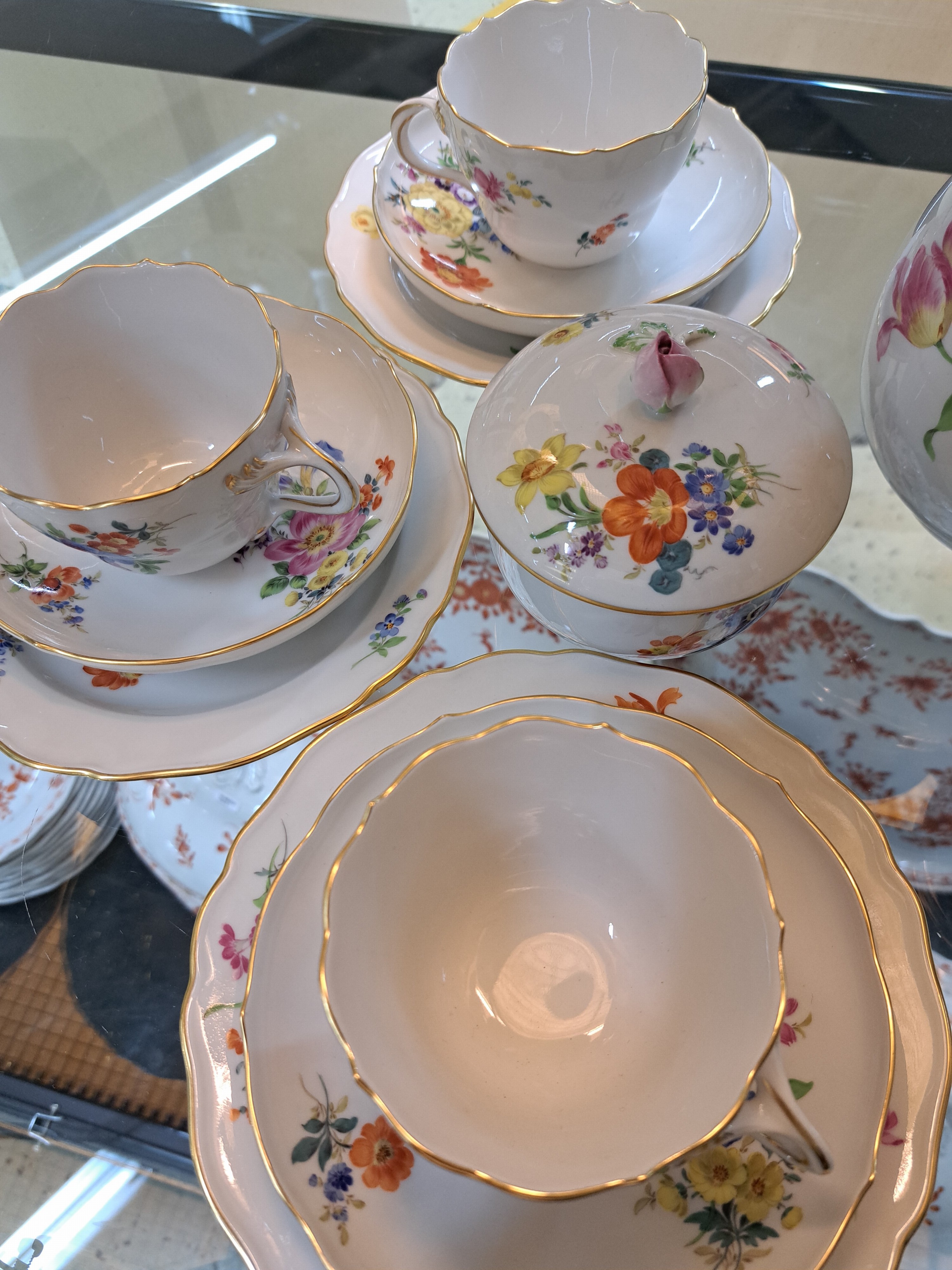Detail b: Kaffeeservice, Meissen, 2. Hälfte 20. Jh., Porzellan, Kaffeekanne, Zuckerdose, Milchkännchen, sechs Tassen mit Untertassen, sechs Dessertteller, ...