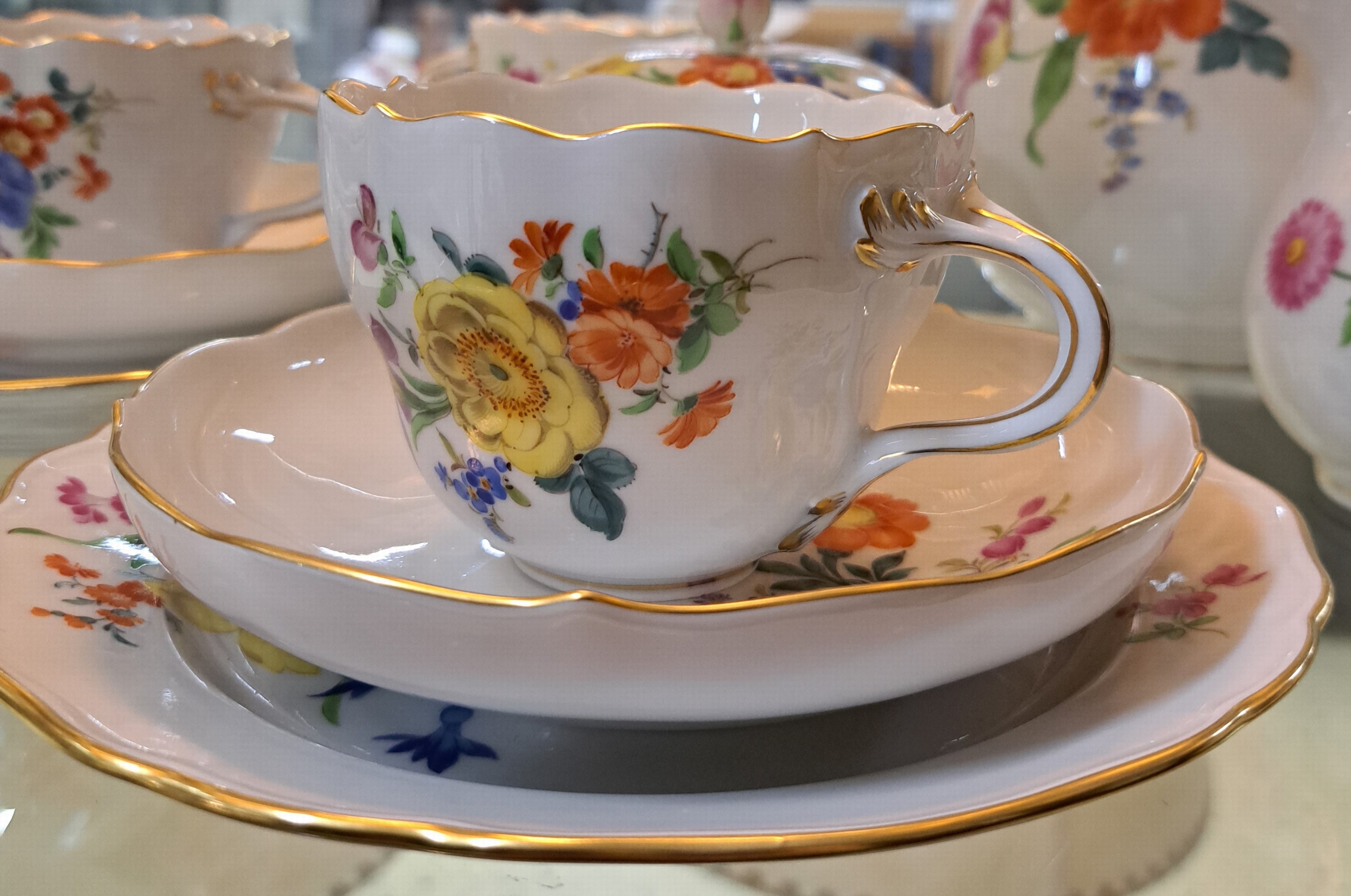 Detail c: Kaffeeservice, Meissen, 2. Hälfte 20. Jh., Porzellan, Kaffeekanne, Zuckerdose, Milchkännchen, sechs Tassen mit Untertassen, sechs Dessertteller, ...