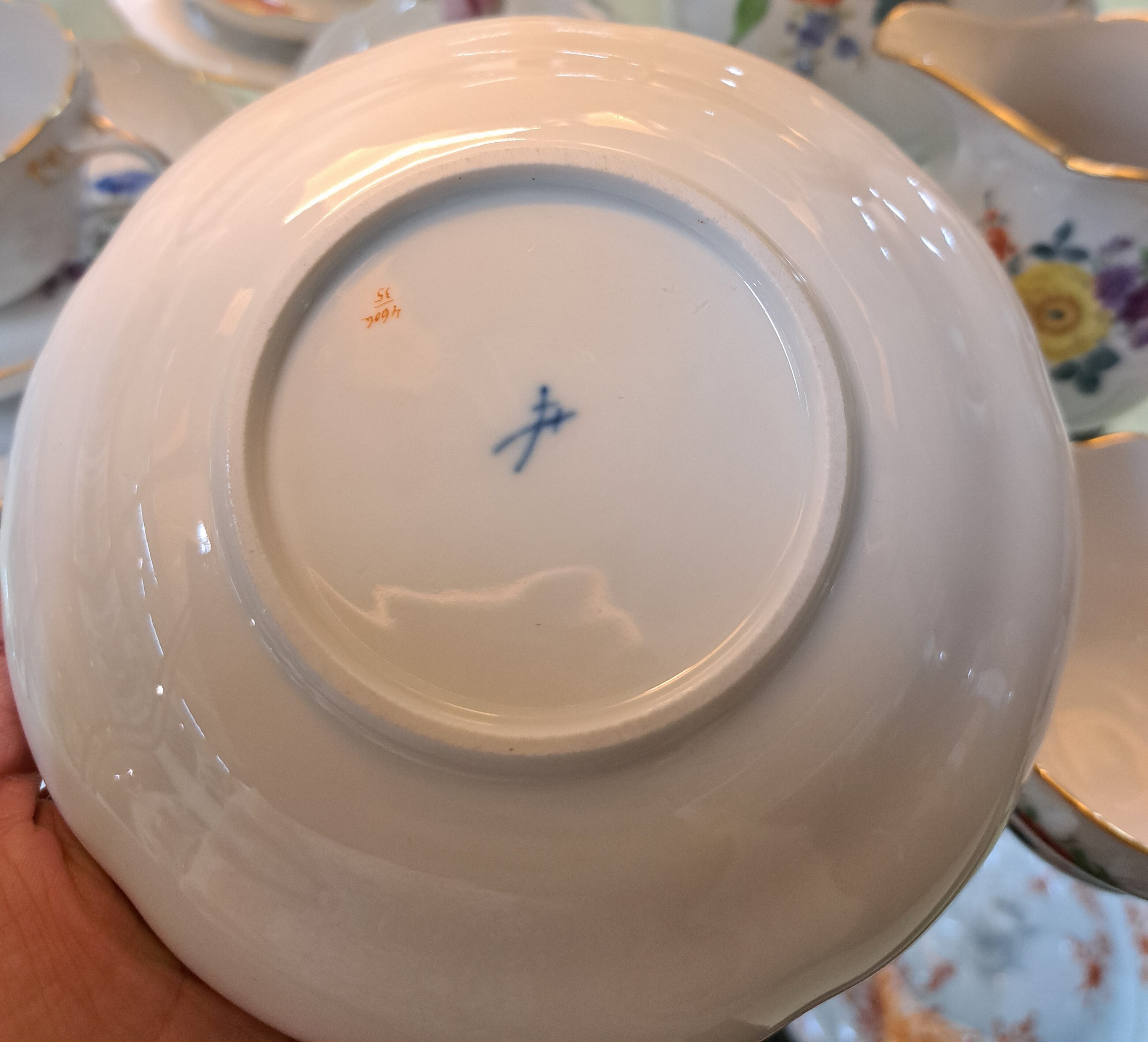 Detail d: Kaffeeservice, Meissen, 2. Hälfte 20. Jh., Porzellan, Kaffeekanne, Zuckerdose, Milchkännchen, sechs Tassen mit Untertassen, sechs Dessertteller, ...